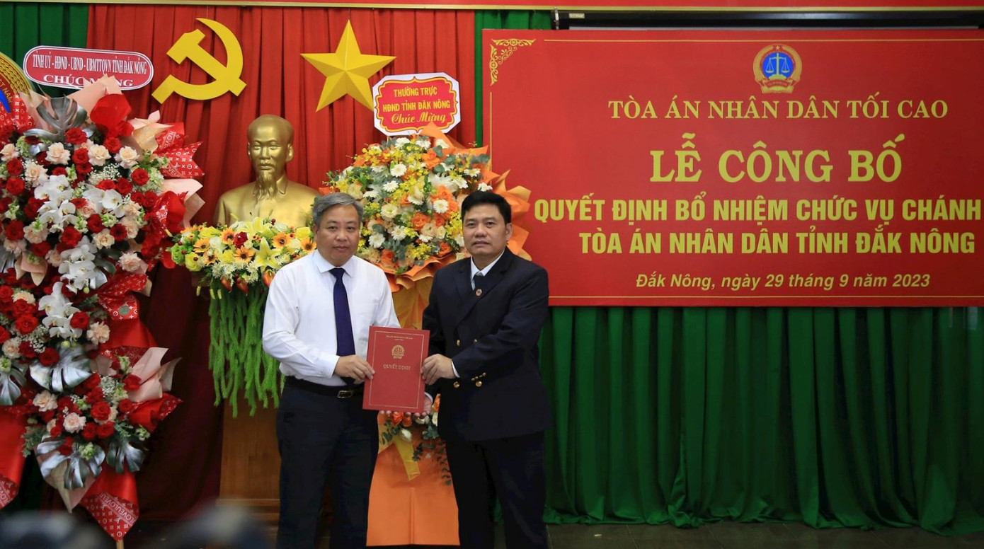 TAND tối cao trao quyết định bổ nhiệm Chánh án TAND tỉnh Đắk Nông cho ông Bùi Danh Đại (bên phải). TAND tối cao trao quyết định bổ nhiệm Chánh án TAND tỉnh Đắk Nông cho ông Bùi Danh Đại (bên phải).