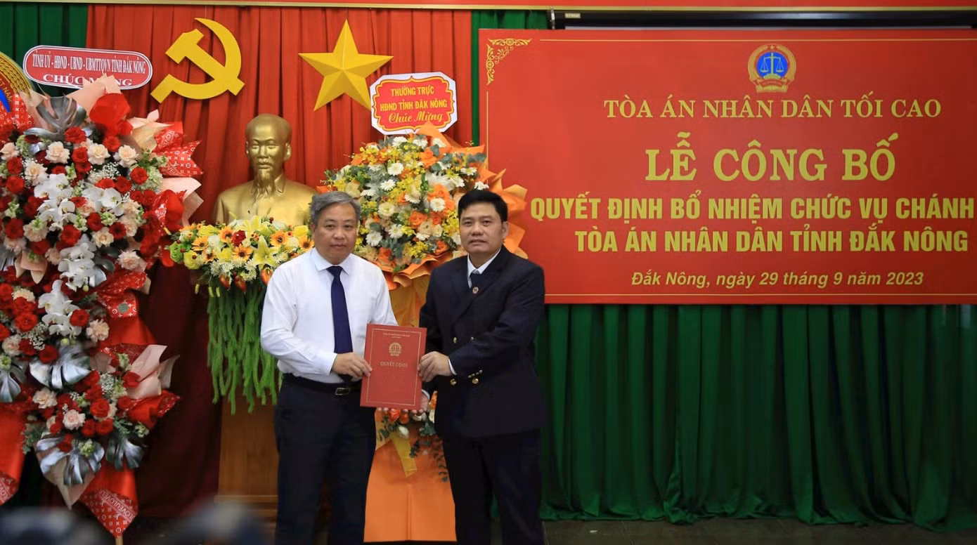 TAND tối cao trao quyết định bổ nhiệm Chánh án TAND tỉnh Đắk Nông cho ông Bùi Danh Đại (bên phải).