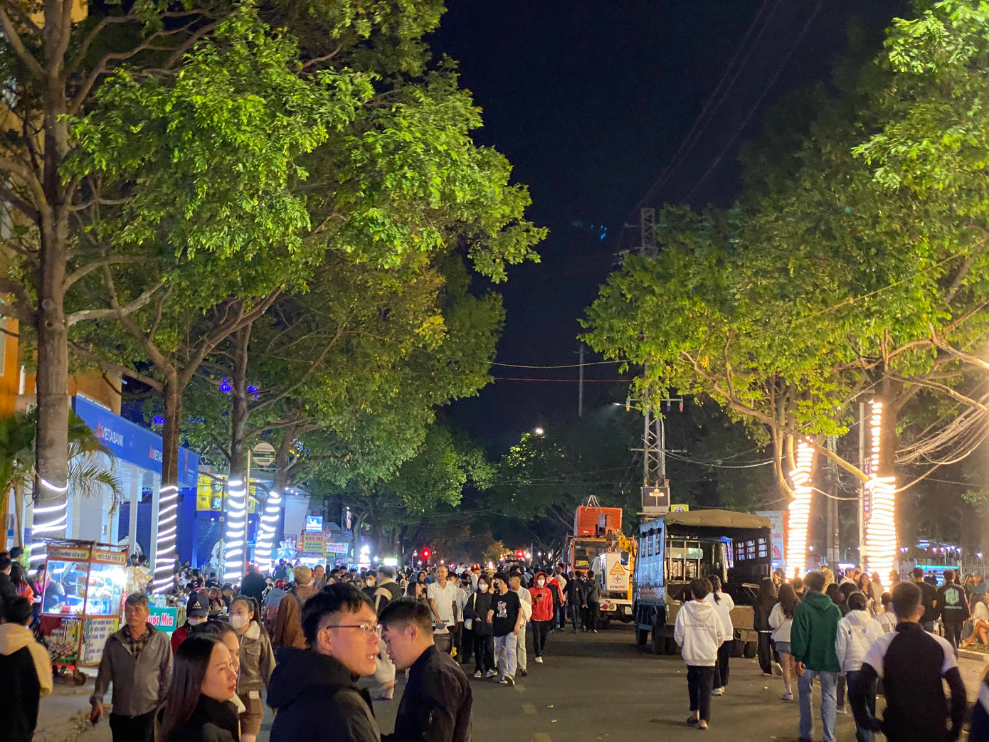 Khoảng 20 giờ, đường Ngô Quyền đông đúc người lựa chọn vị trí đẹp để ngắm pháo hoa. Khoảng 20 giờ, đường Ngô Quyền đông đúc người lựa chọn vị trí đẹp để ngắm pháo hoa.