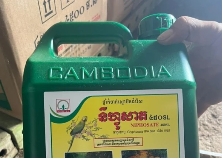 Một can thuốc bảo vệ thực vật được nhập lậu từ Campuchia về Việt Nam tiêu thụ
