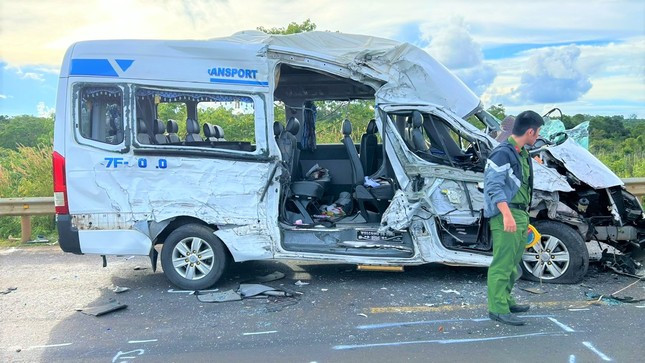 Xe khách 16 chỗ bị biến dạng