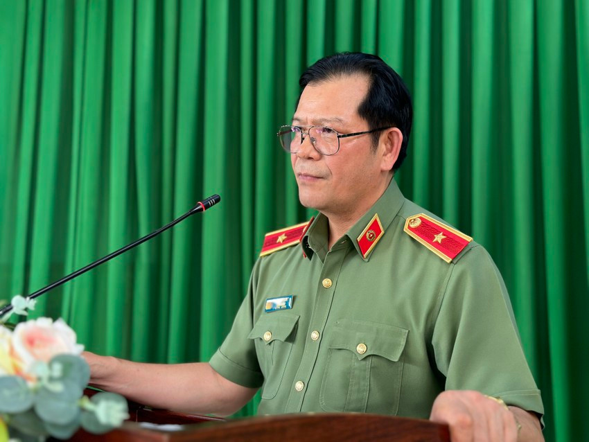 Thiếu tướng Lê Vinh Quy phát biểu khen thưởng đột xuất các đơn vị nghiệp vụ và người dân. Ảnh: QĐ Thiếu tướng Lê Vinh Quy phát biểu khen thưởng đột xuất các đơn vị nghiệp vụ và người dân. Ảnh: QĐ