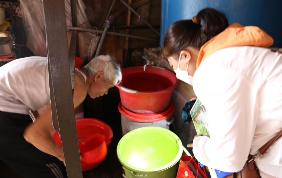 Cơ quan chức năng đi kiểm tra, phát hiện, loại bỏ các ổ loăng quăng