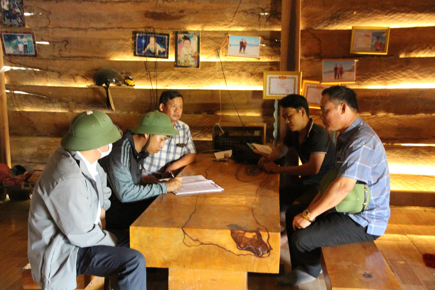 Chính quyền địa phương tuyên truyền vận động người dân đồng ý di dời đến nơi ở mới