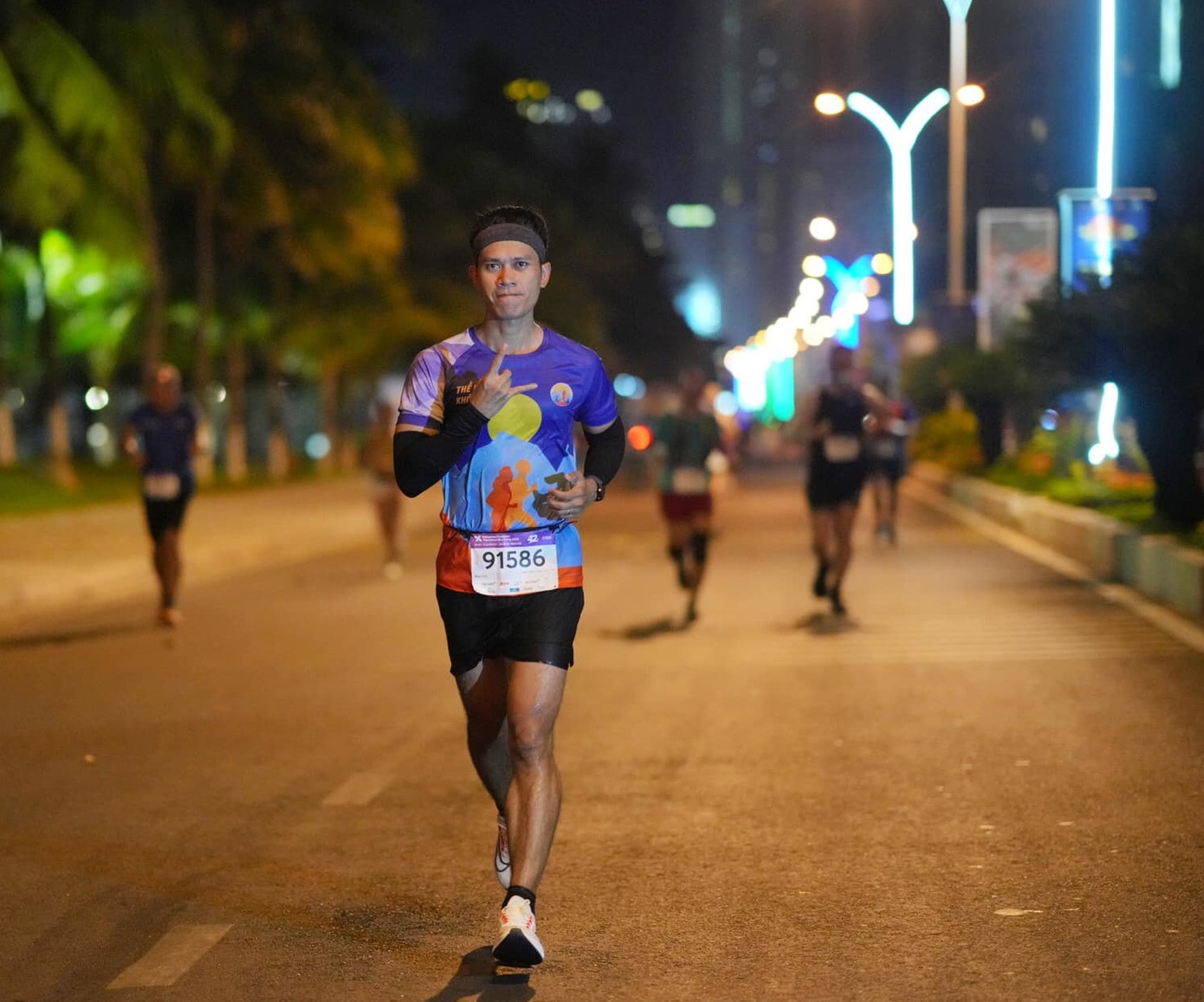 Anh Y Lê Pas Tơr chinh phục cự ly 42km ở Nha Trang