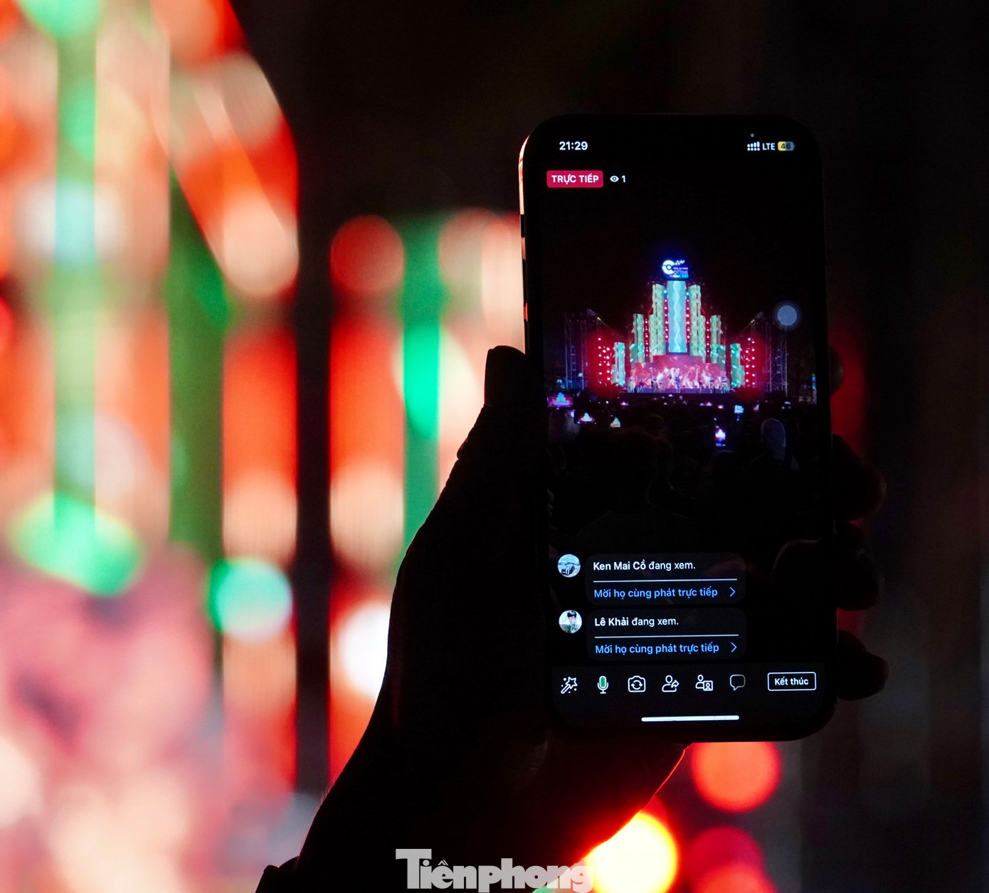 Anh Nguyễn Anh Phúc (23 tuổi, TP.Đà Nẵng) cho biết, lượng du khách năm nay đến tham dự lễ hội đông hơn năm 2019. Anh Phúc phát trực tiếp các màn trình diễn để người thân, bạn bè ở nhà xem.