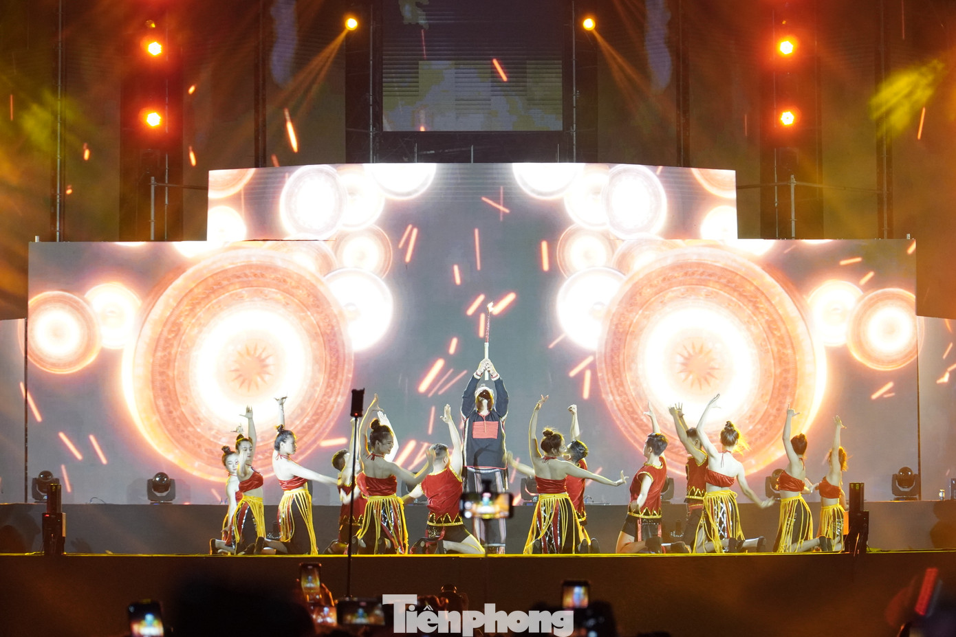 Ngọn lửa gắn bó đời sống của người dân.