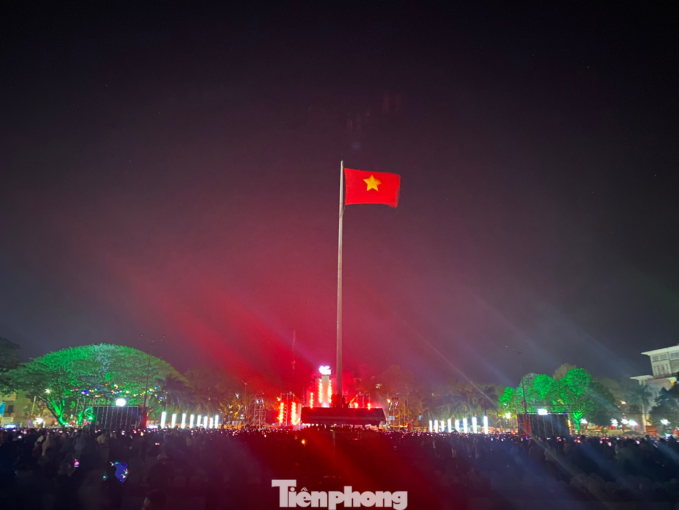 Gần 22h30 phút nhưng Quảng trường 10-3 vẫn chật kín người theo dõi lễ hội ánh sáng.