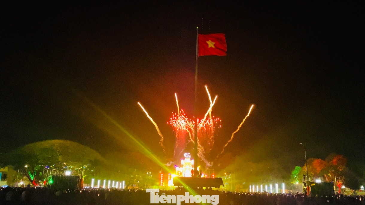 Màn trình diễn ánh sáng kết hợp bắn pháo hoa.