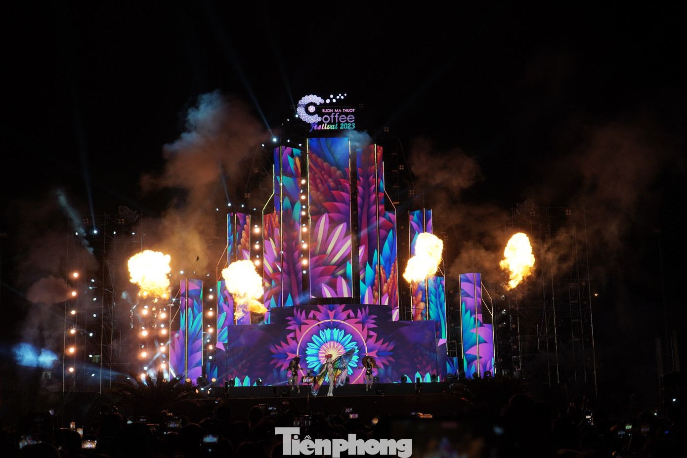 Trình diễn ánh sáng - Lighting Show “5 châu hợp nhất”.