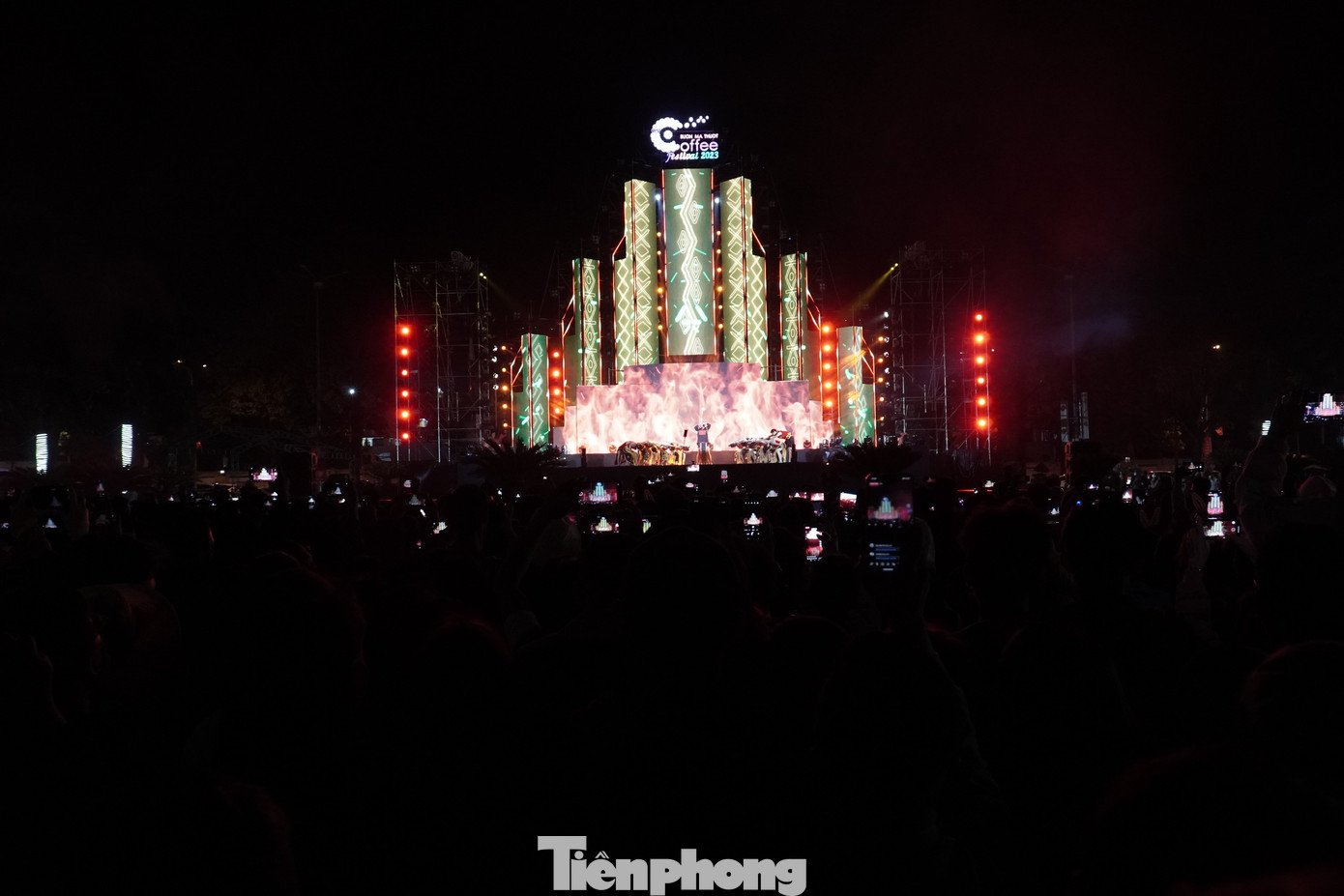 Sân khấu hóa với nội dung “Lửa - Cội nguồn của ánh sáng”.