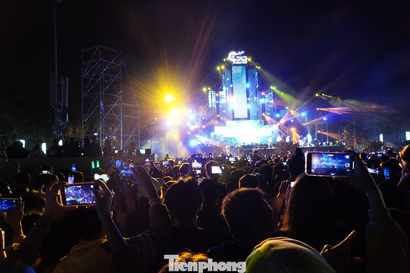 Hàng chục nghìn người quay video màn trình diễn ánh sáng.