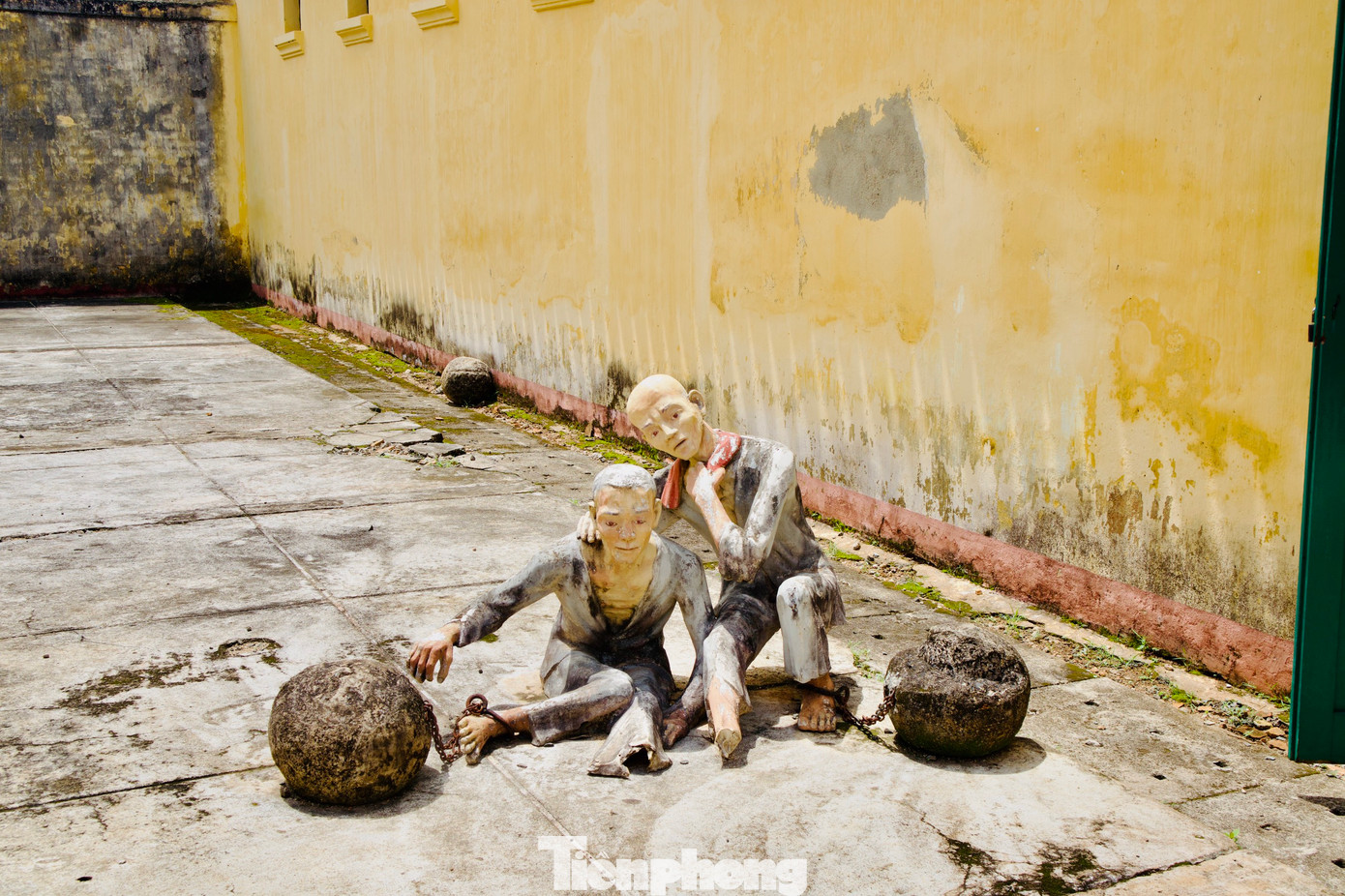 Tái hiện một hình thức tra tấn đối với tù nhân: Bị cùm chân bằng những cục tạ to và nặng, bị bắt ngồi nhiều giờ ngoài sân bê tông dưới thời tiết nắng nóng gay gắt.