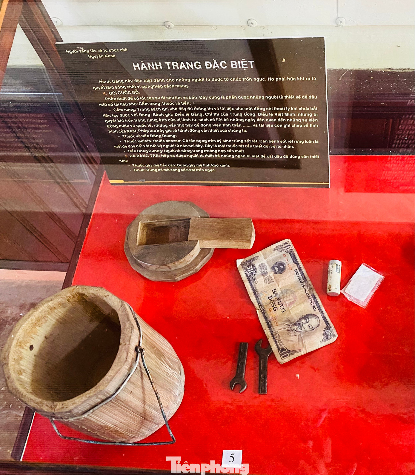 Hiện tại nhà trưng bày có nhiều tư liệu, hình ảnh, hiện vật về của các chiến sĩ cách mạng, các phong trào đấu tranh trong tù. Trong ảnh: Hành trang đặc biệt của chiến sỹ cách mạng tổ chức vượt ngục.
