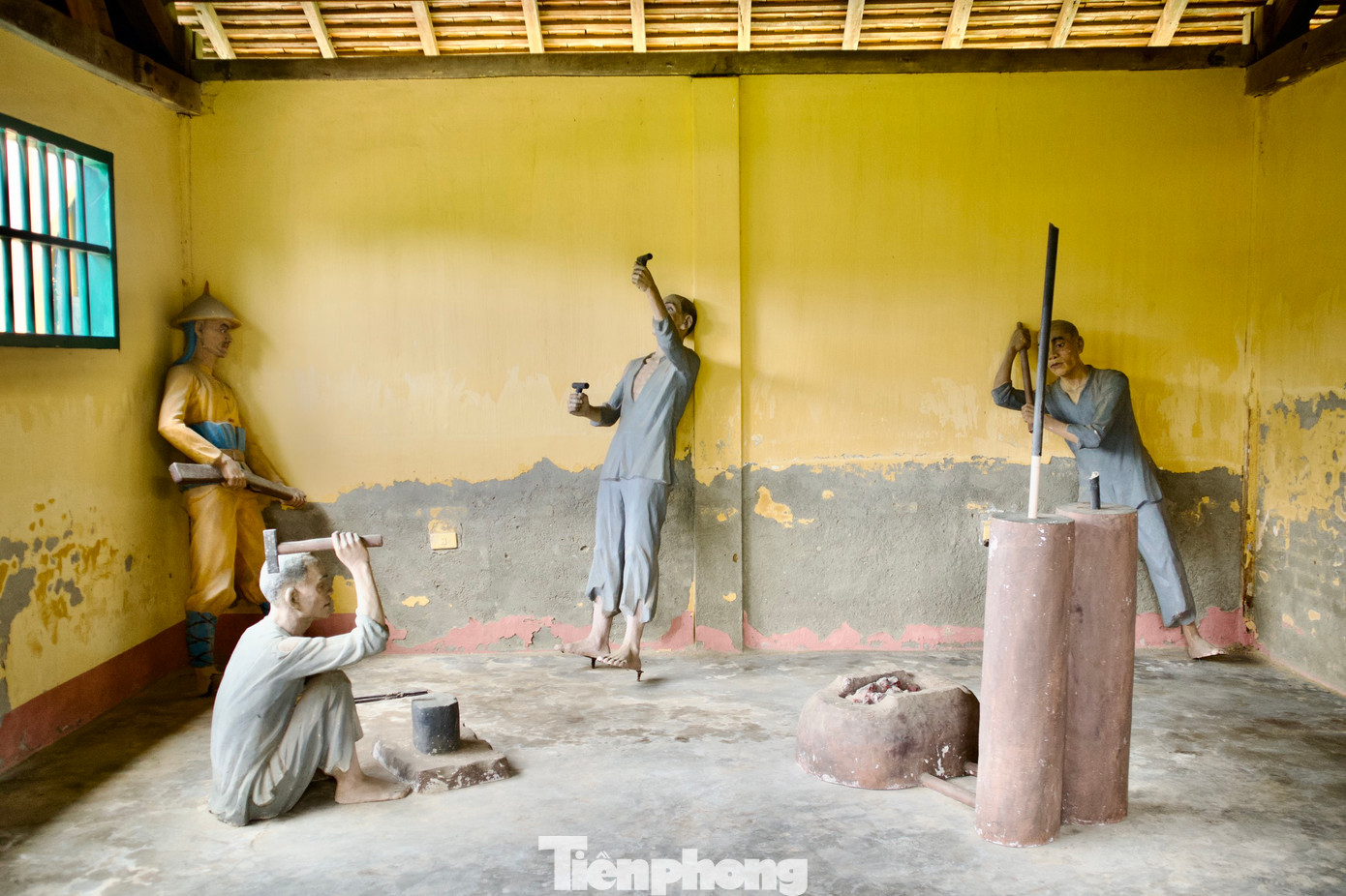 Tù nhân phải lao động khổ sai trong nhà xưởng dưới sự giám sát chặt chẽ của lính gác, cai ngục. Trong ảnh: Tái hiện cảnh lao động của tù nhân trong nhà xưởng.