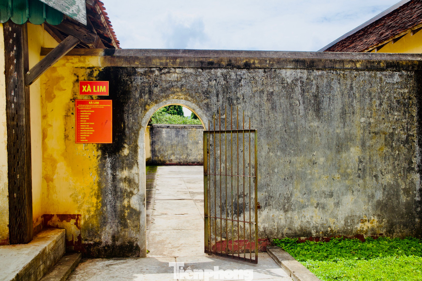 Dãy xà lim là nơi giam giữ những tù nhân cho là nguy hiểm nhất. Nơi đây được mệnh danh là “địa ngục của địa ngục”, từng là nơi giam giữ các chiến sĩ cách mạng kiên trung.
