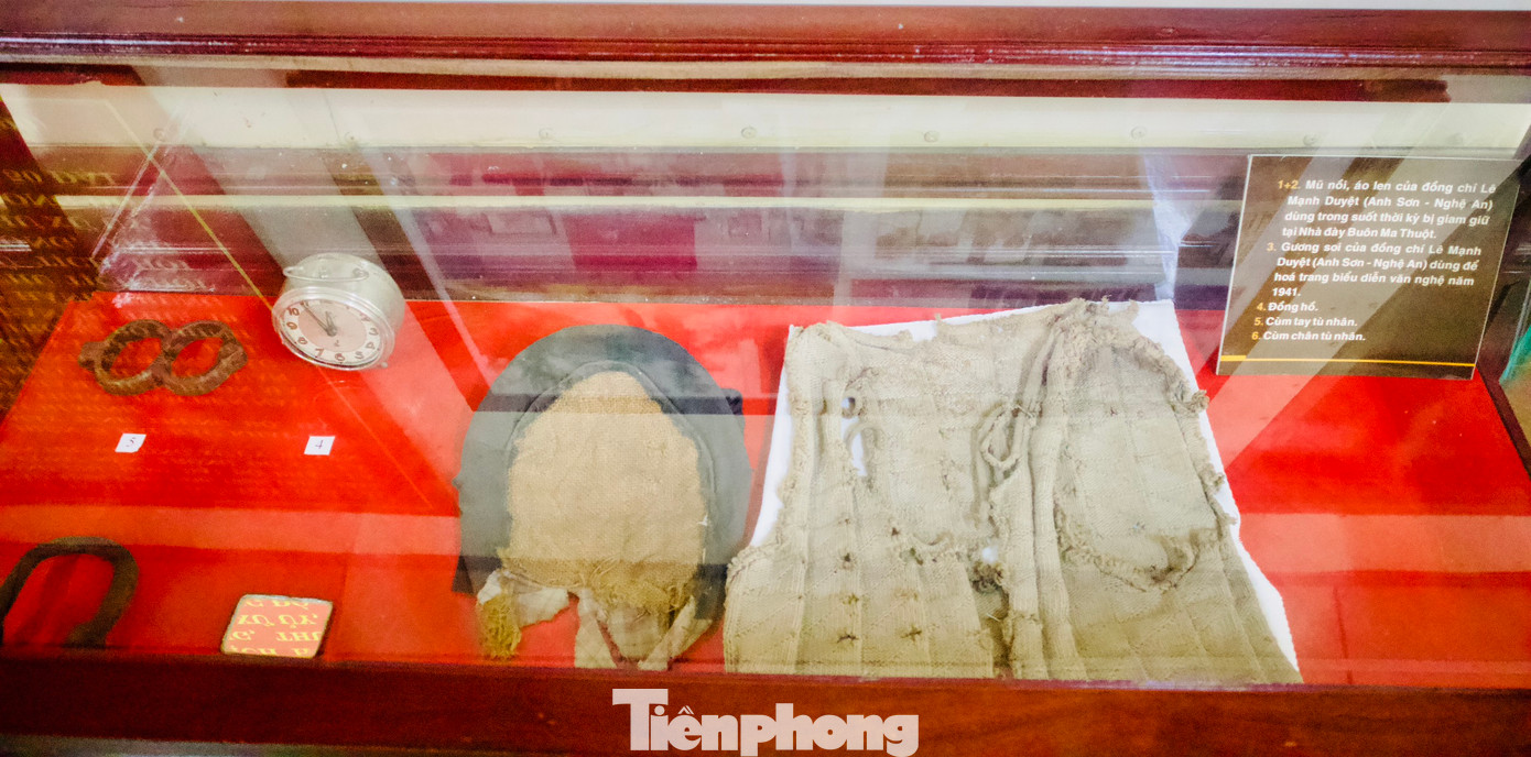 Mũ nồi và áo len, còng tay, còng chân