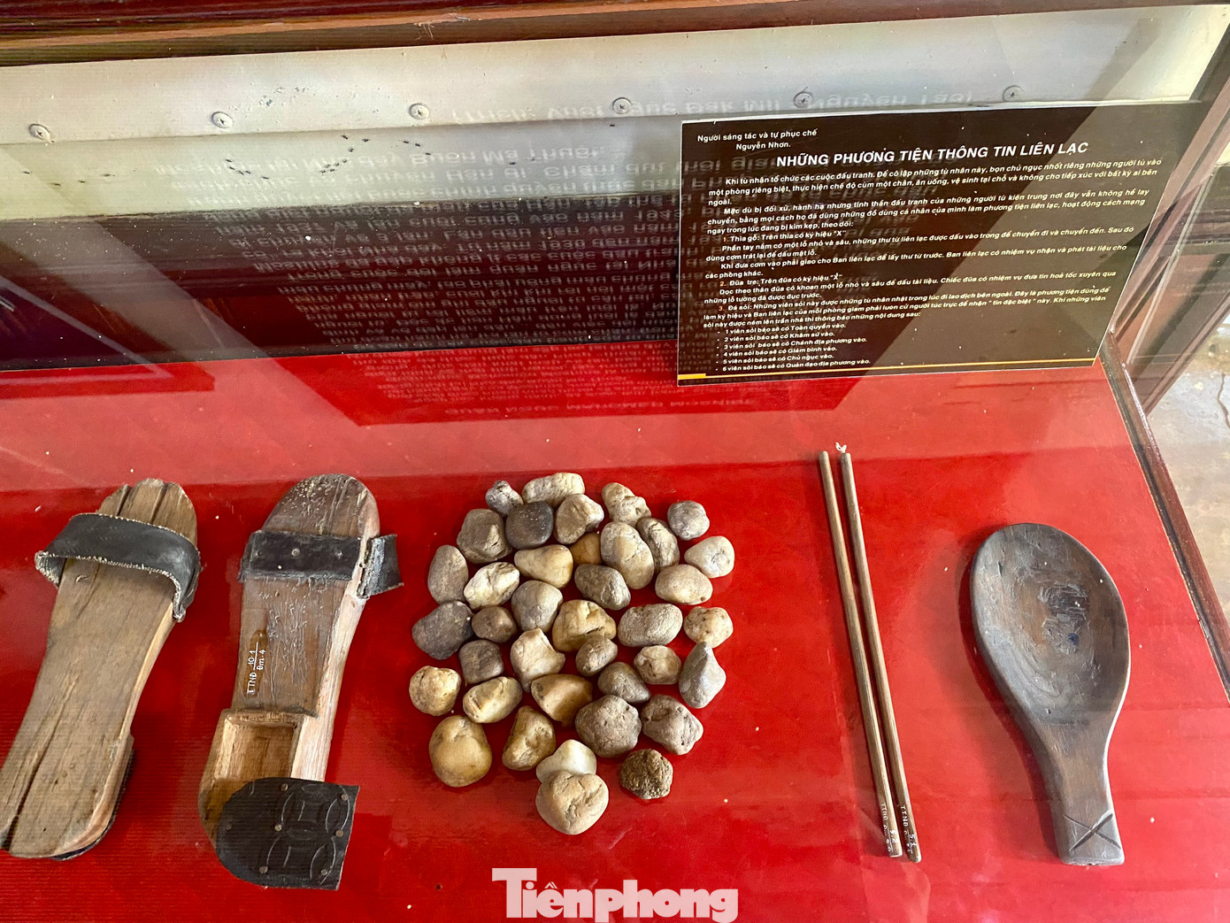 Những phương tiện thông tin liên lạc của chiến sỹ cách mạng bị giam cầm tại Nhà đày.