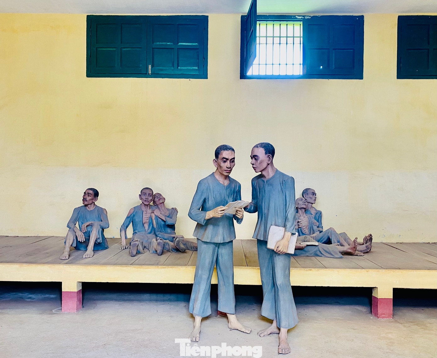 Mặc dù bị giam trong điều kiện khắc nghiệt, tra tấn dã man, chế độ ăn uống kham khổ, bệnh tật đe dọa... nhưng không đè bẹp được ý chí kiên cường, bất khuất của những chiến sĩ cách mạng. Họ đã biến nhà tù thành trường học cách mạng, những truyền đơn, tài liệu, sách vở vẫn được truyền tay nhau ở trong nhà lao, hình thành các lớp học tập...