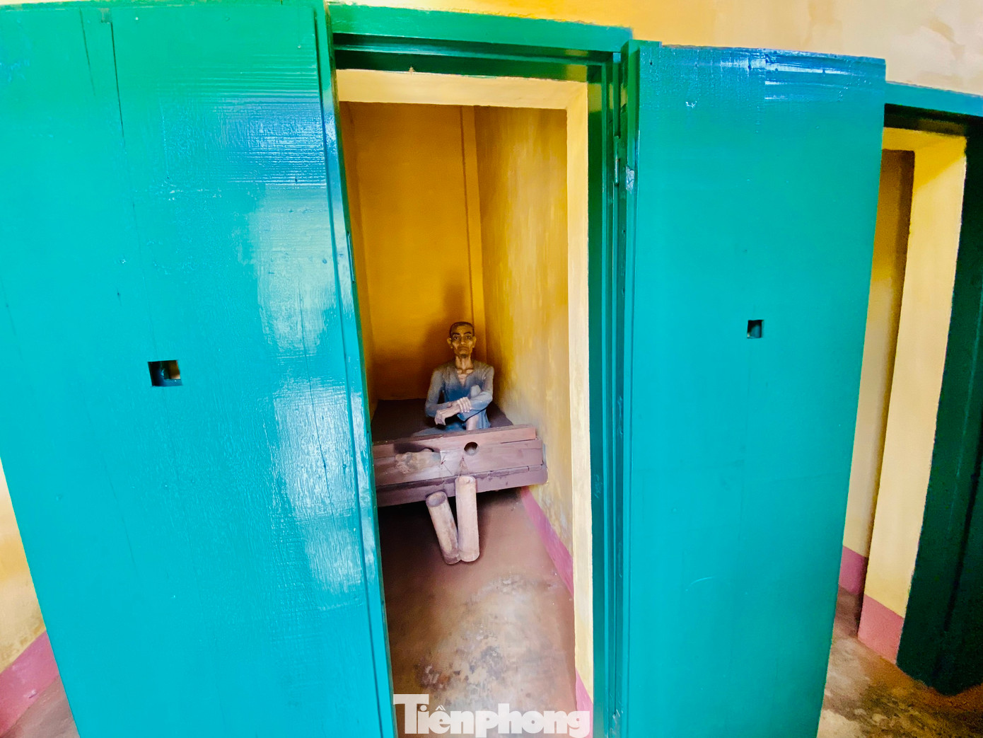 Dãy xà lim có 21 phòng, mỗi phòng rộng 2,5m2 bao gồm một sạp nằm, thanh cùm chân và 2 ống tre được đặt ở cuối sạp. Tù nhân bị nhốt biệt lập, bị cùm trong căn phòng không có ánh sáng, ăn, ngủ, vệ sinh tại chỗ.