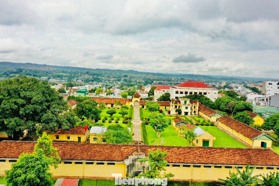 Nhà đày Buôn Ma Thuột có diện tích gần 2ha, được thực dân Pháp xây từ những năm 1930 theo lối kiến trúc hình chữ U khép kín với 6 nhà lao và 1 xà lim.