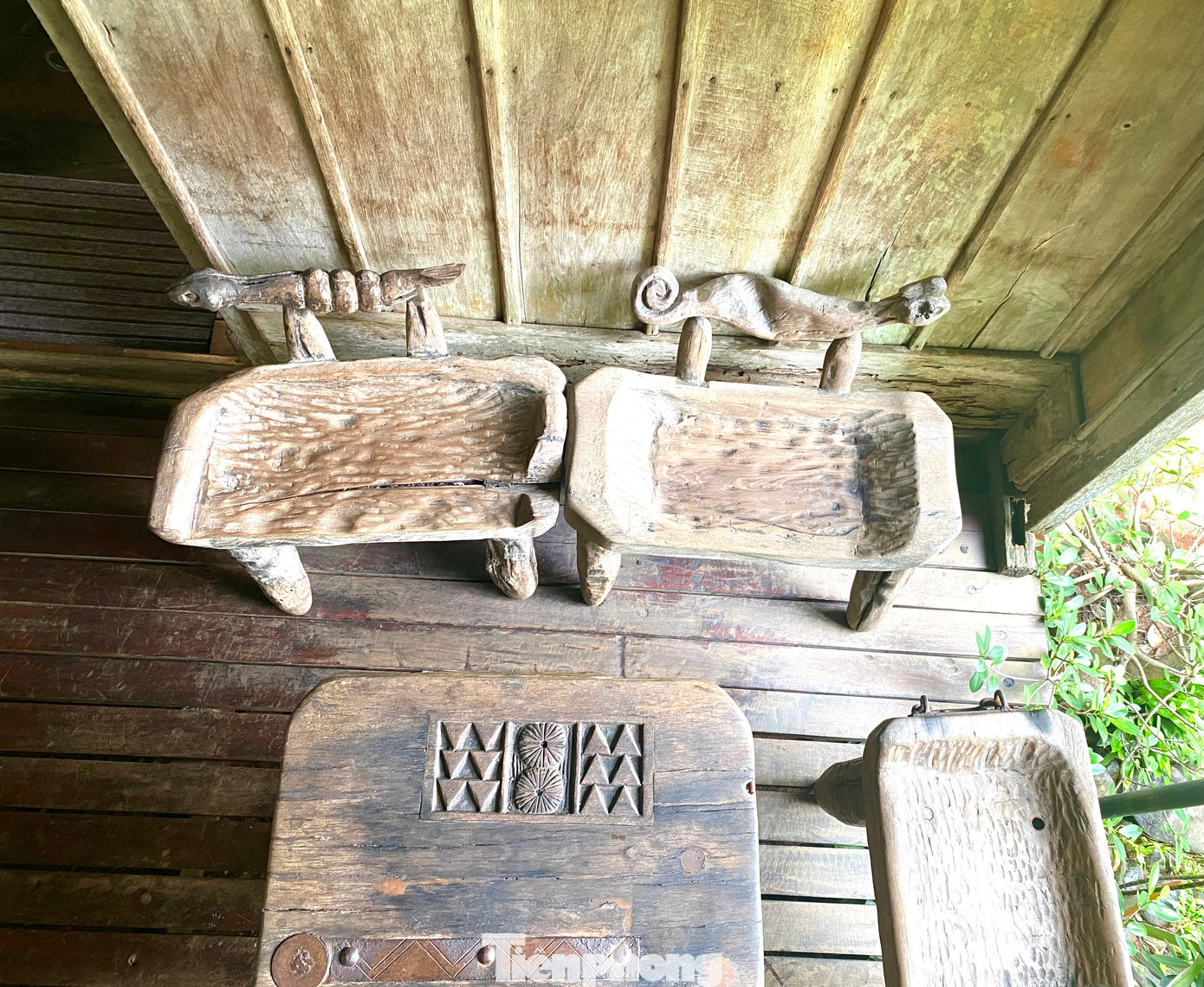 Bộ bàn ghế của một hộ dân ở trong buôn