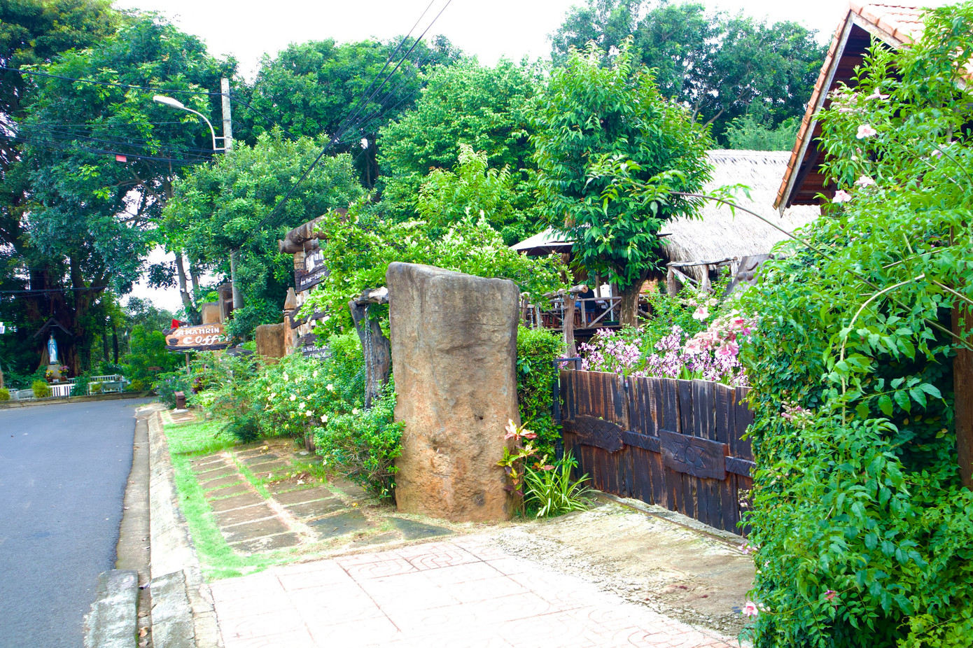 Người dân trang trí đá, cây xanh bên đường, trước cổng để du khách ghé thăm, chụp ảnh miễn phí