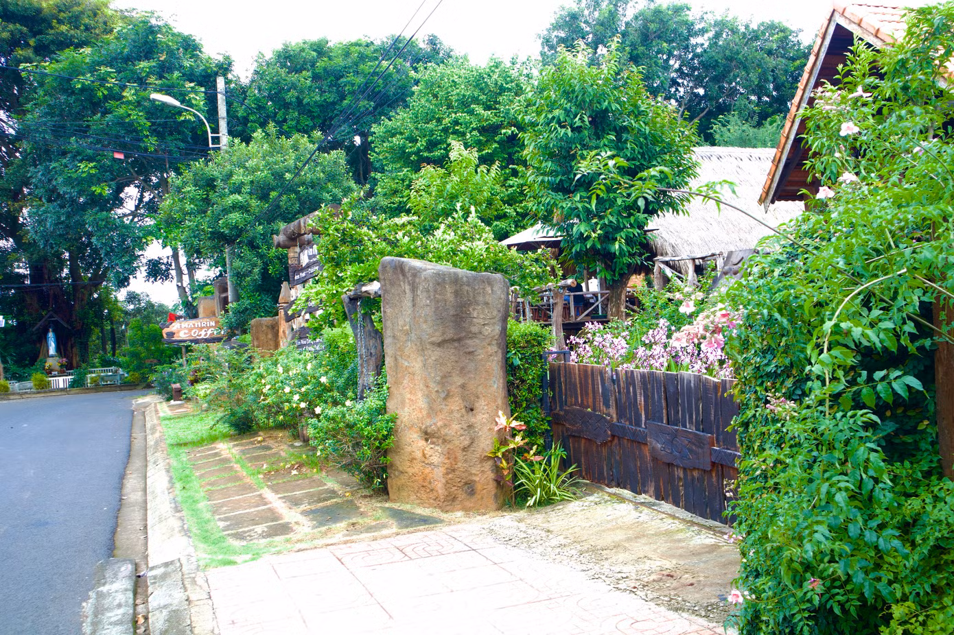 Người dân trang trí đá, cây xanh bên đường, trước cổng để du khách ghé thăm, chụp ảnh miễn phí