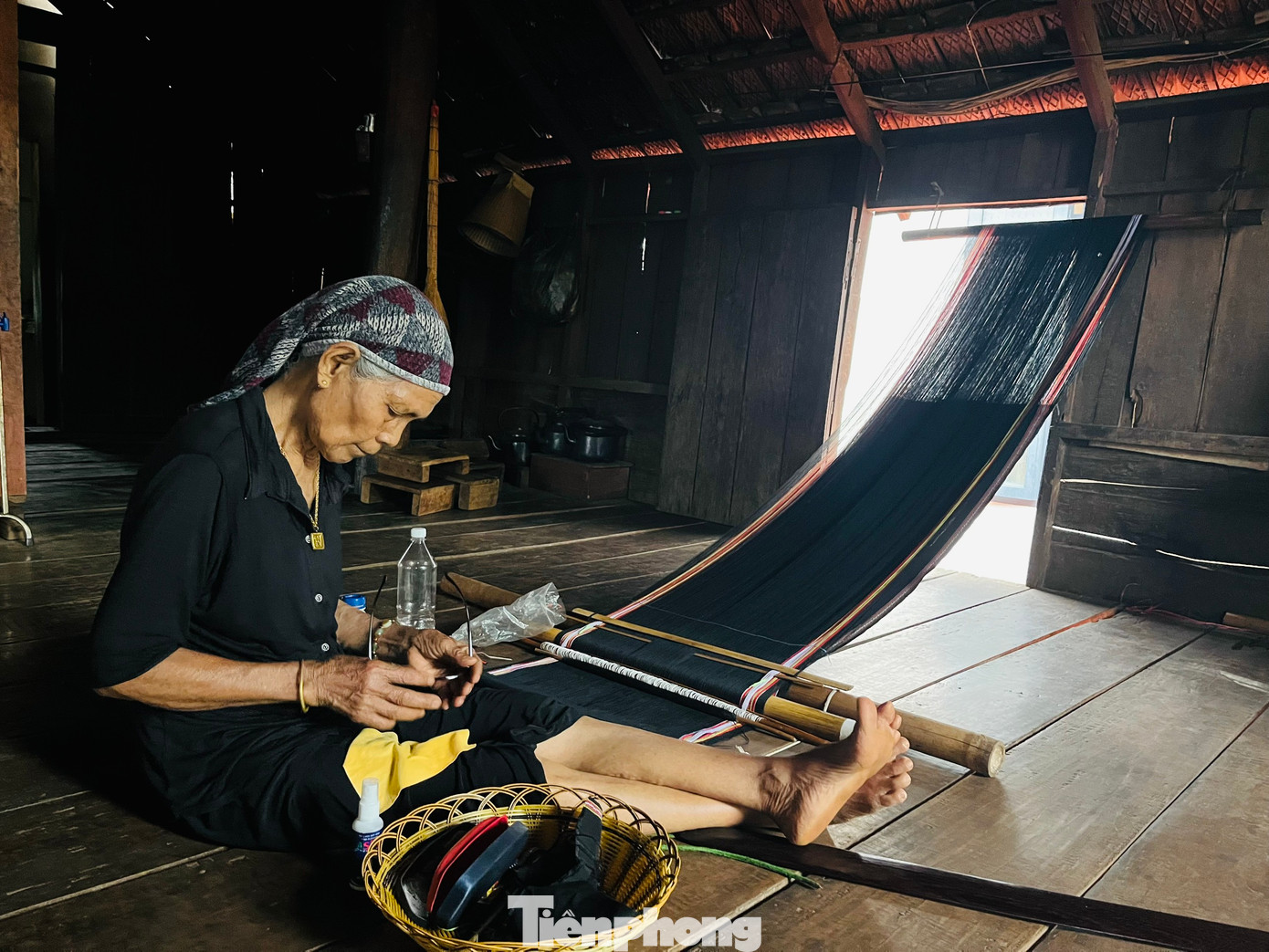 Hiện nay, buôn Ako Dhông có 247 hộ, trên 1.000 nhân khẩu, trong đó có 64 hộ Ê đê với 317 nhân khẩu; 32 ngôi nhà dài truyền thống. Tại buôn Ako Dhông, ngoài những người dân sinh sống từ thời lập buôn, còn có những người nơi khác đến lập nghiệp, mở dịch vụ du lịch, nhà hàng.