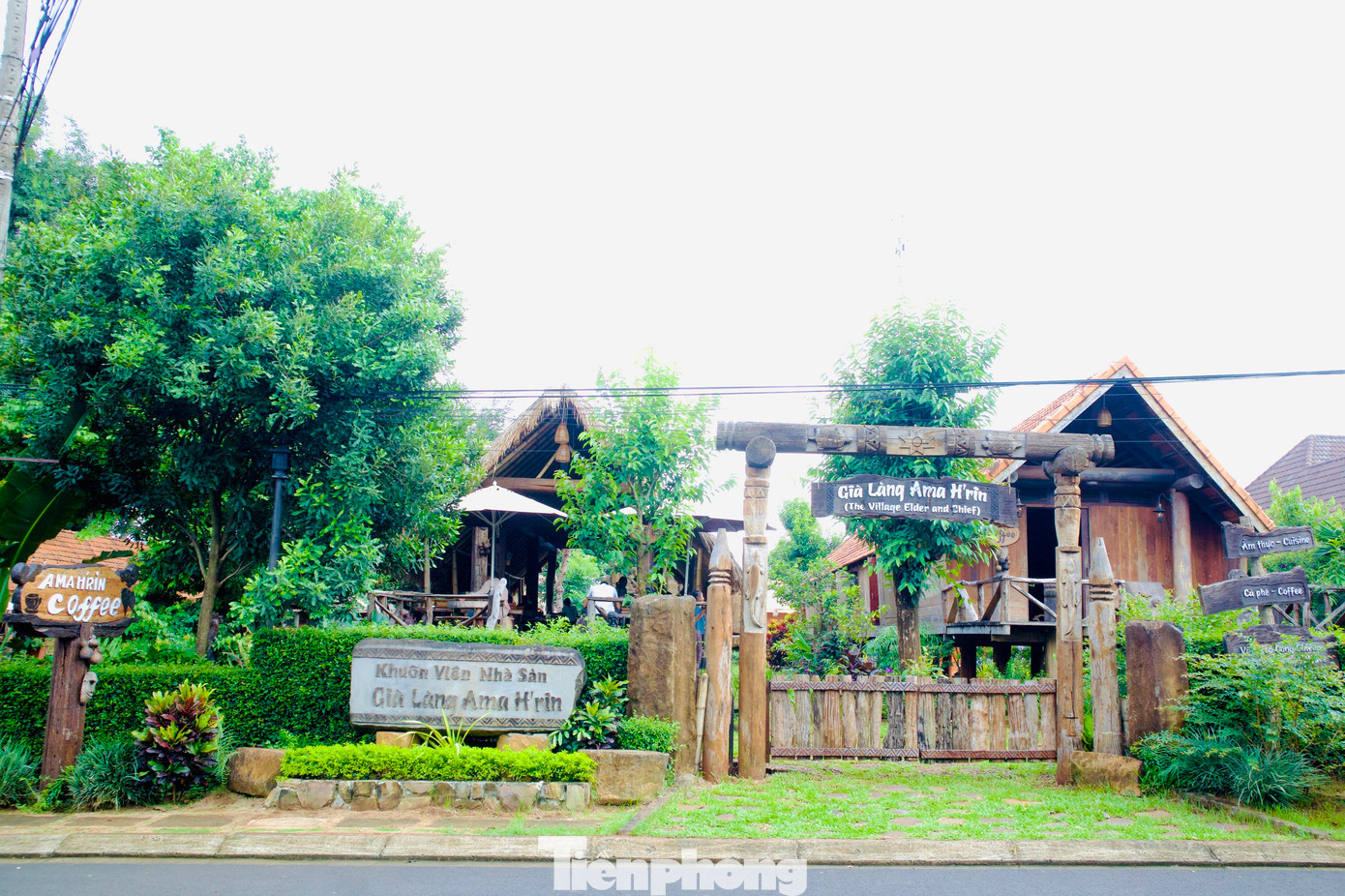 Bao năm qua, những ngôi nhà sàn nơi đây vẫn vững chãi cùng mưa nắng Tây Nguyên. Trong ảnh: Khuôn viên nhà sàn Già làng Ama H'rin