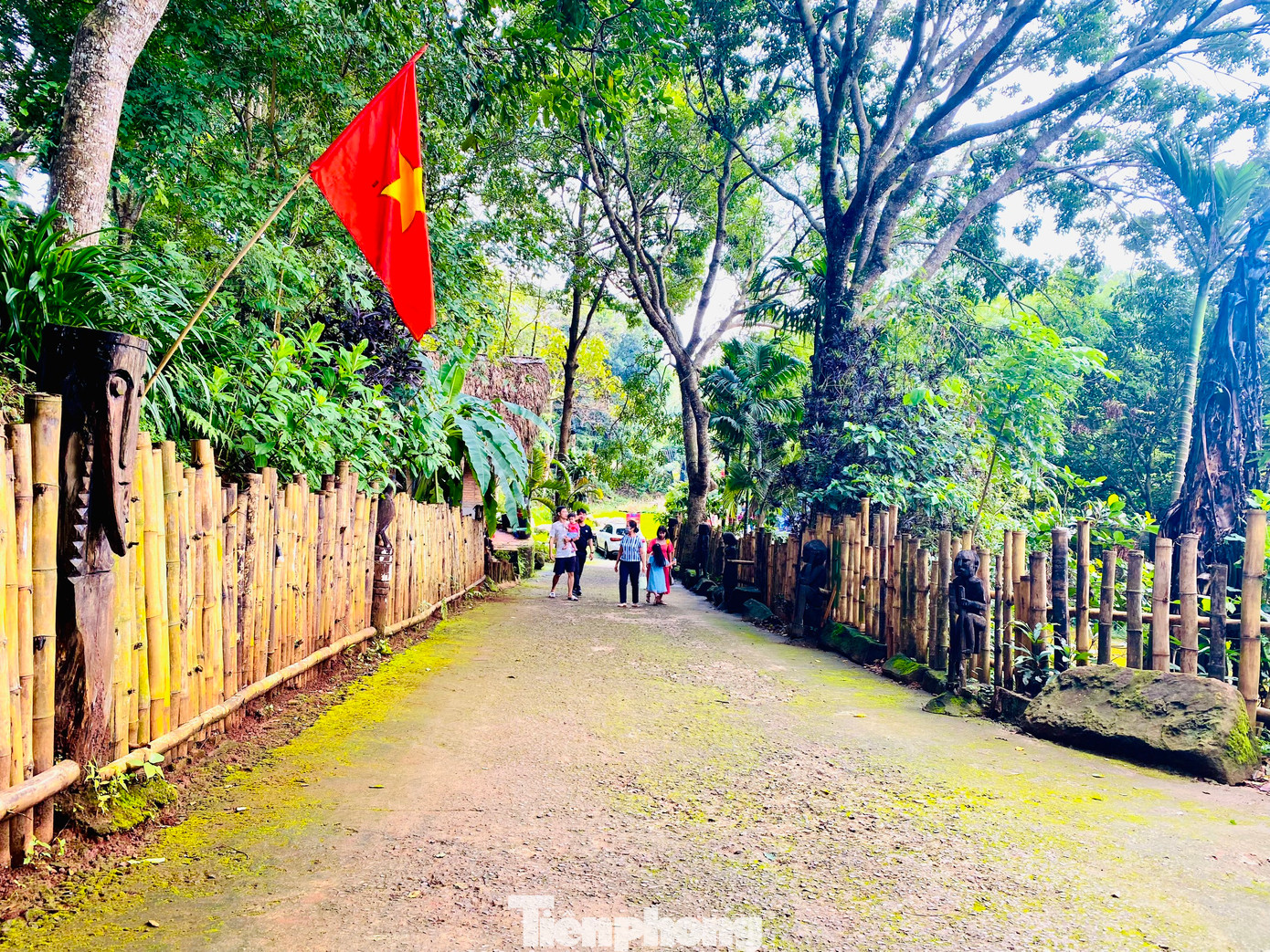 Con đường được trang trí nhiều tượng điêu khắc bằng gỗ