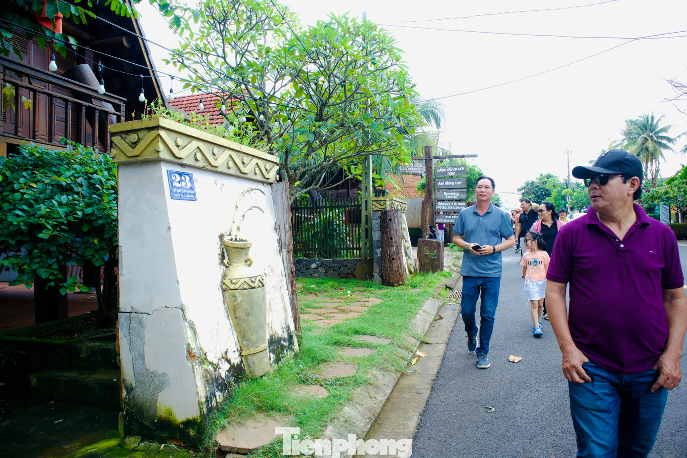 Ông Nguyễn Minh Thắng (58 tuổi, du khách đến từ TPHCM) cho biết, hiếm có một buôn đồng bào Ê đê nào ở Tây Nguyên còn rất nhiều những ngôi nhà dài cổ, những vật dụng hằng ngày của người Ê đê được trưng bày như buôn Akõ Dhong. Khám phá buôn cổ, du khách rất thích thú và mong muốn trở lại để tìm hiểu kỹ hơn văn hóa của người Ê đê.