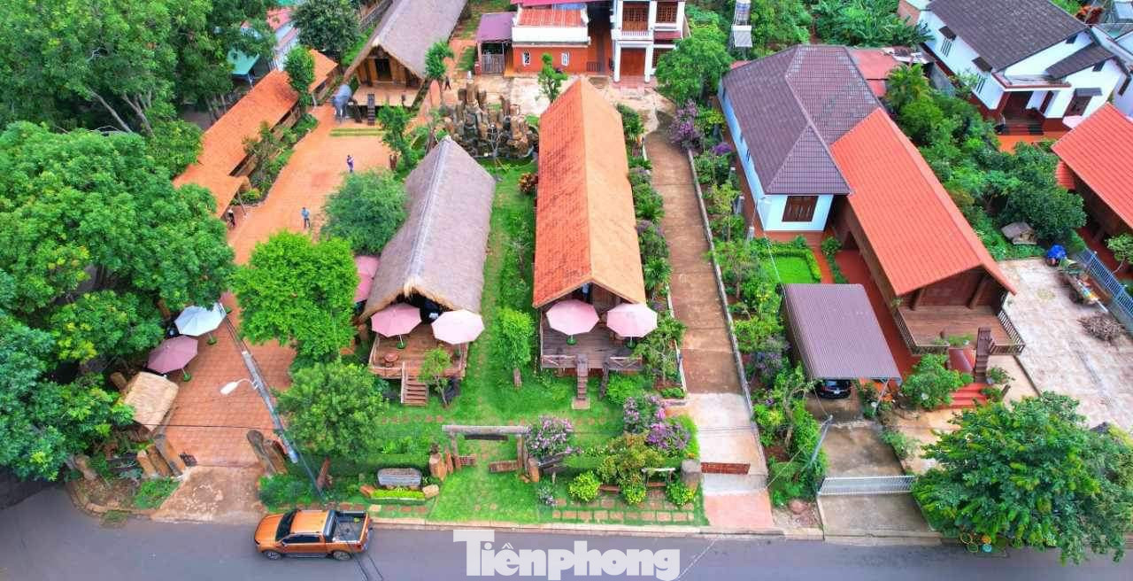 Vào những năm 50 thế kỷ trước, già làng Ama H’rin đã đưa một số hộ dân ở huyện M’Đrắk lên đây định cư. Đến nay, buôn Akõ Dhông có 32 ngôi nhà dài truyền thống được gìn giữ, bảo tồn, phát huy qua nhiều thế hệ.