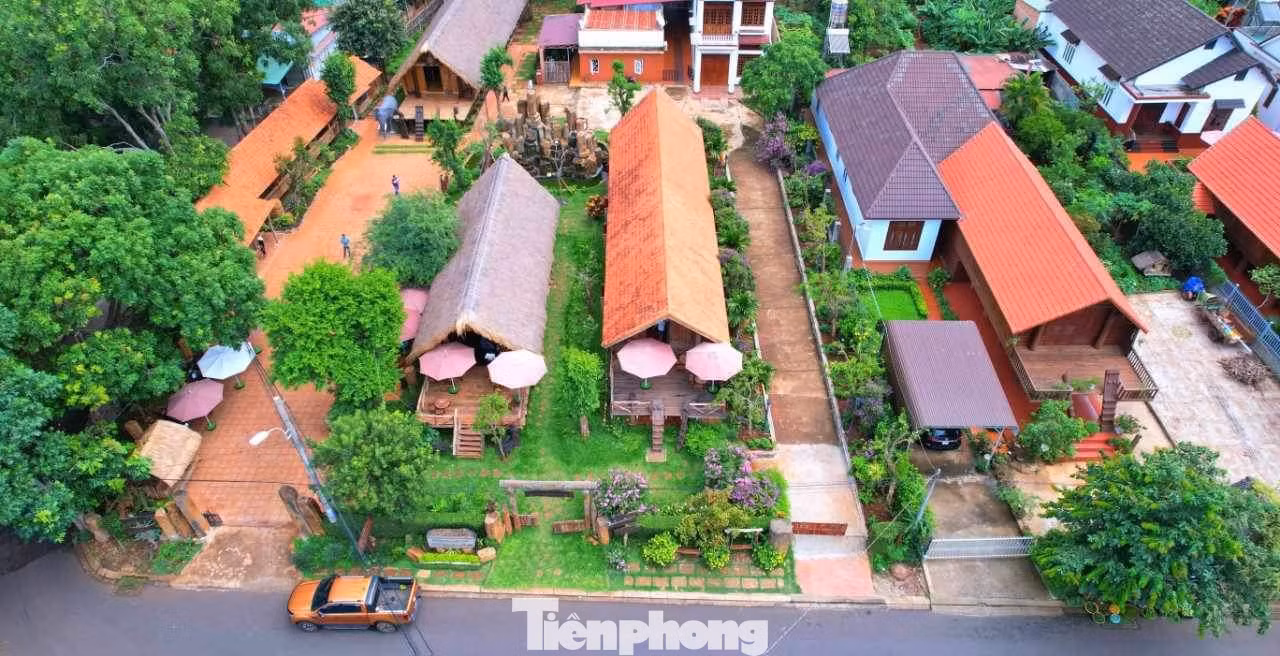 Vào những năm 50 thế kỷ trước, già làng Ama H’rin đã đưa một số hộ dân ở huyện M’Đrắk lên đây định cư. Đến nay, buôn Akõ Dhông có 32 ngôi nhà dài truyền thống được gìn giữ, bảo tồn, phát huy qua nhiều thế hệ.