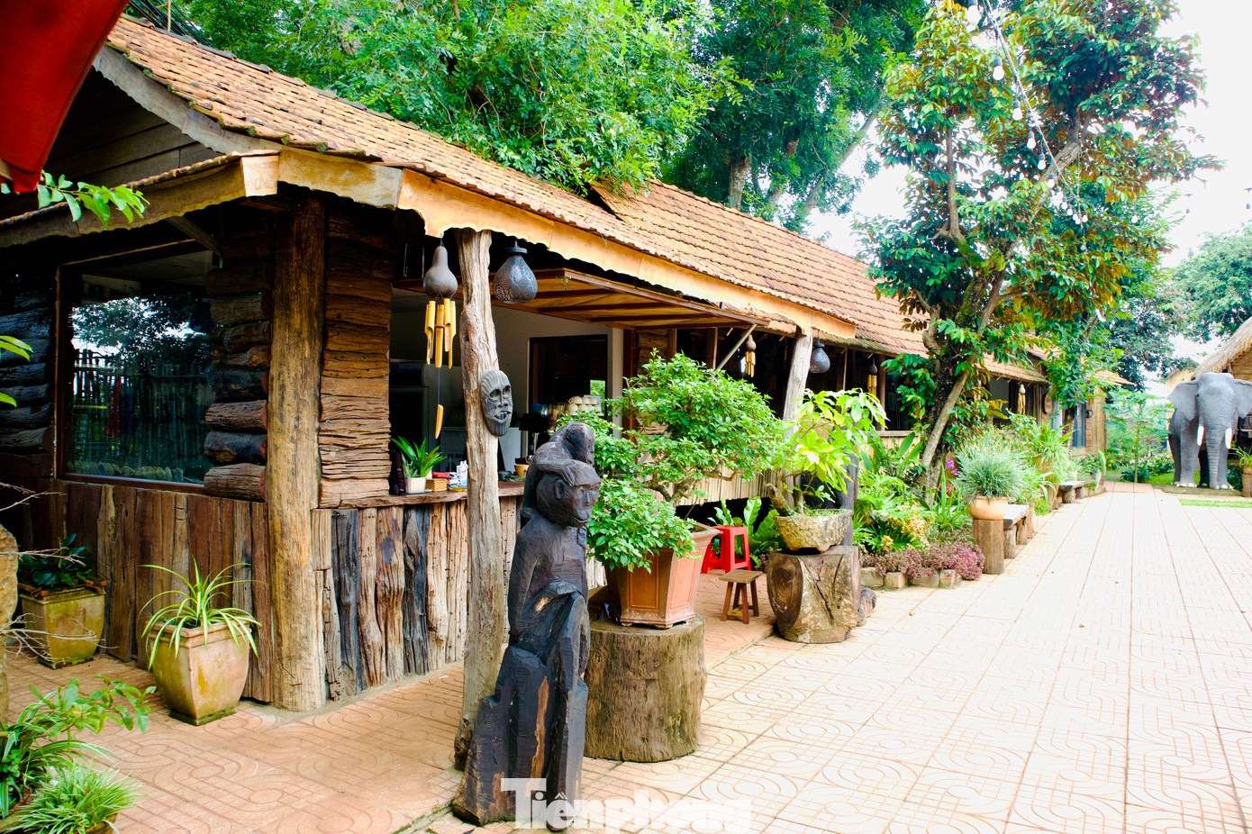 Bên trong nhà Già làng Ama H'rin