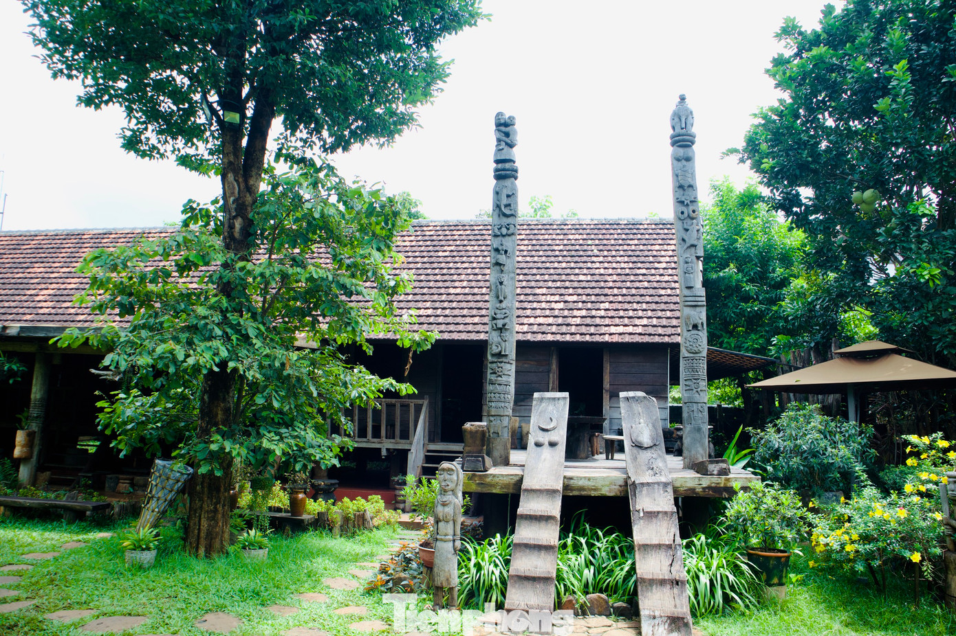 Theo phong tục của người Ê đê, đàn ông trong gia đình bắt buộc phải đi cầu thang đực, còn cầu thang cái dành riêng cho phụ nữ. Cầu thang nhà dài thường có 5 hoặc 7 bậc. Người Ê đê quan niệm, số lẻ sẽ đem lại cho gia chủ tài lộc và sự sung túc.