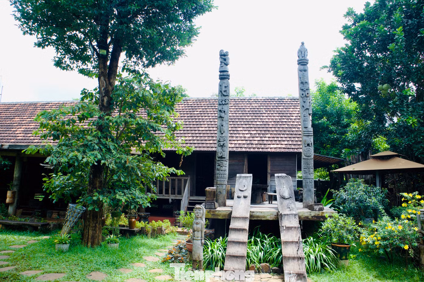 Theo phong tục của người Ê đê, đàn ông trong gia đình bắt buộc phải đi cầu thang đực, còn cầu thang cái dành riêng cho phụ nữ. Cầu thang nhà dài thường có 5 hoặc 7 bậc. Người Ê đê quan niệm, số lẻ sẽ đem lại cho gia chủ tài lộc và sự sung túc.
