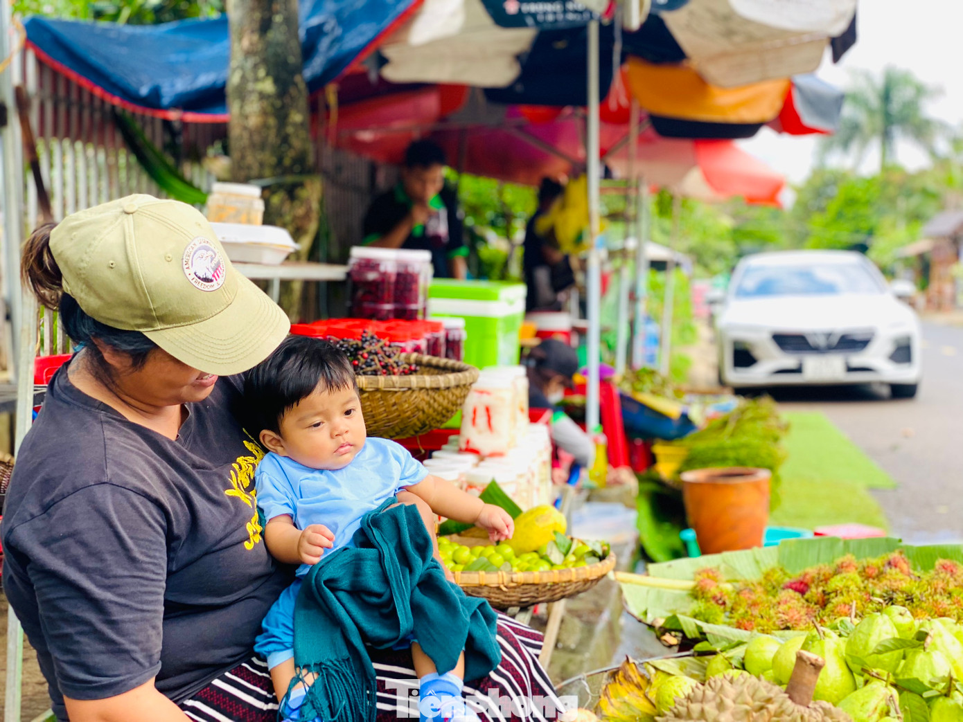 Khi dạo quanh buôn, du khách có thể ghé các sạp bán trái cây, rau rừng của người Ê đê.