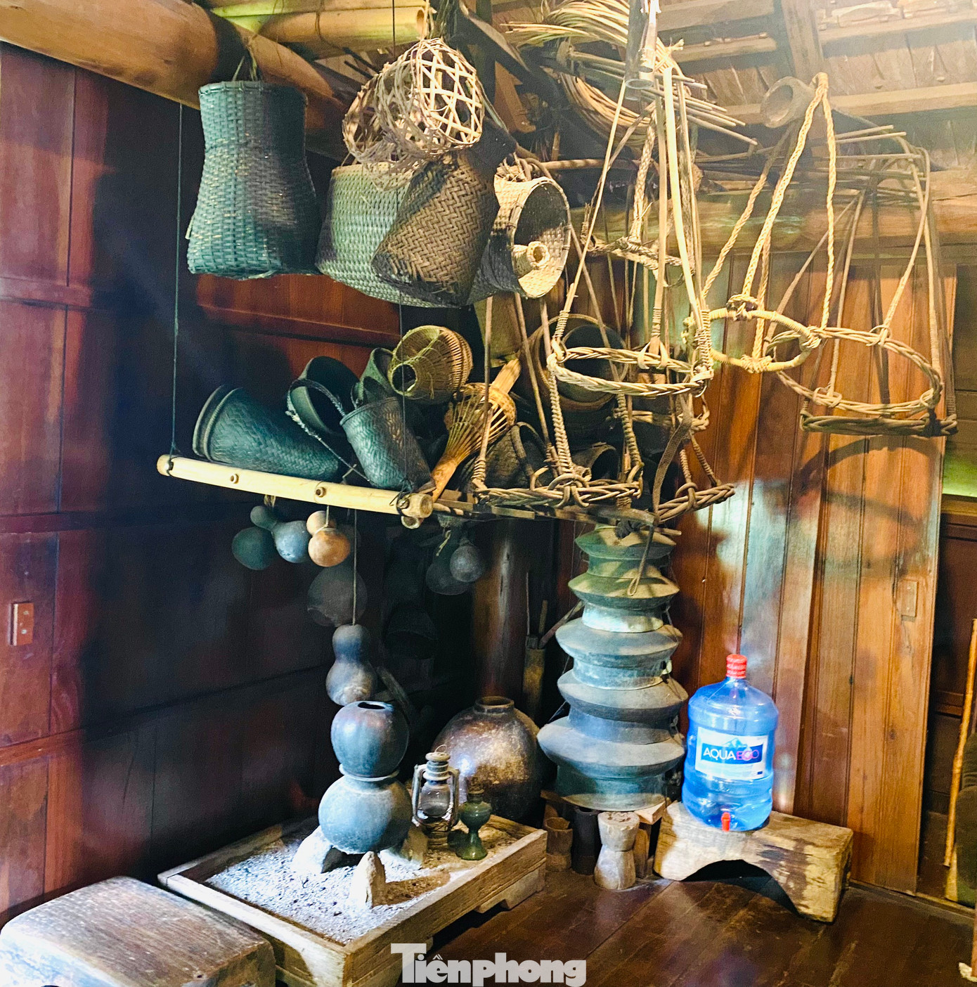 Bếp trong gian nhà dài của người Ê đê