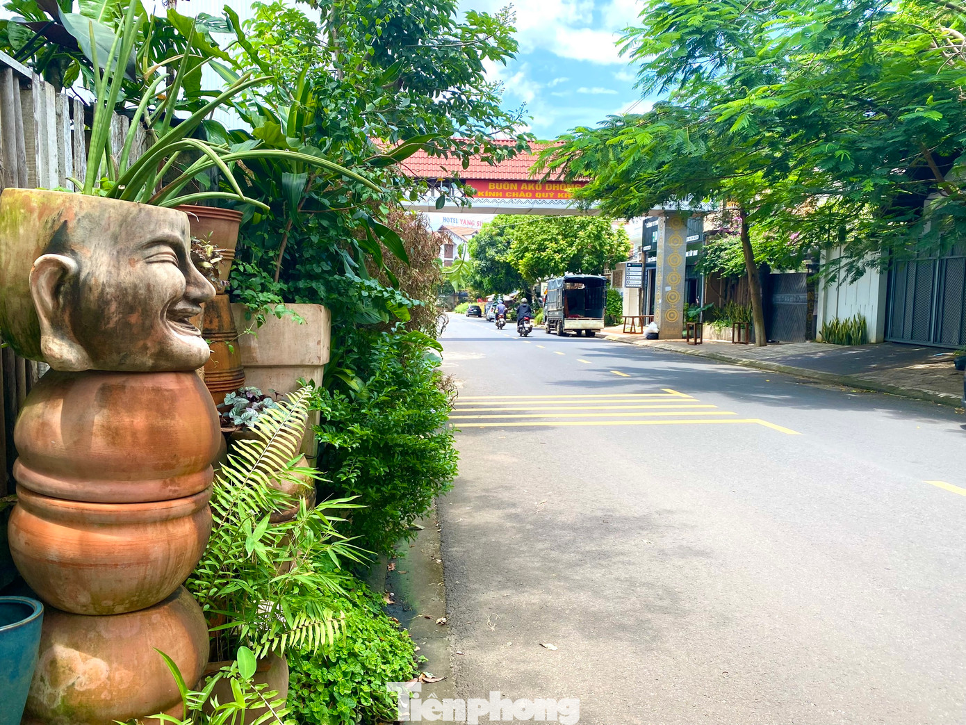 Buôn Akŏ Dhông là điểm đến của nhiều du khách để tìm hiểu văn hóa đặc sắc của người Êđê và vẻ đẹp, sự bình yên của buôn trong lòng thành phố.