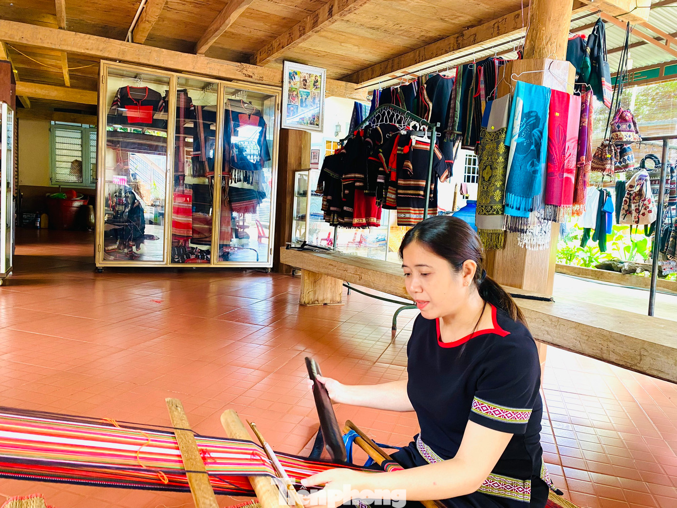 Bà H Min Niê (40 tuổi) cho biết, trong buôn có nhiều người gắn bó với nghề dệt truyền thống nên luôn muốn mang nét văn hóa truyền thống này giới thiệu đến nhiều du khách trong và ngoài nước, quảng bá cũng như góp phần bảo tồn cho thế hệ sau này.