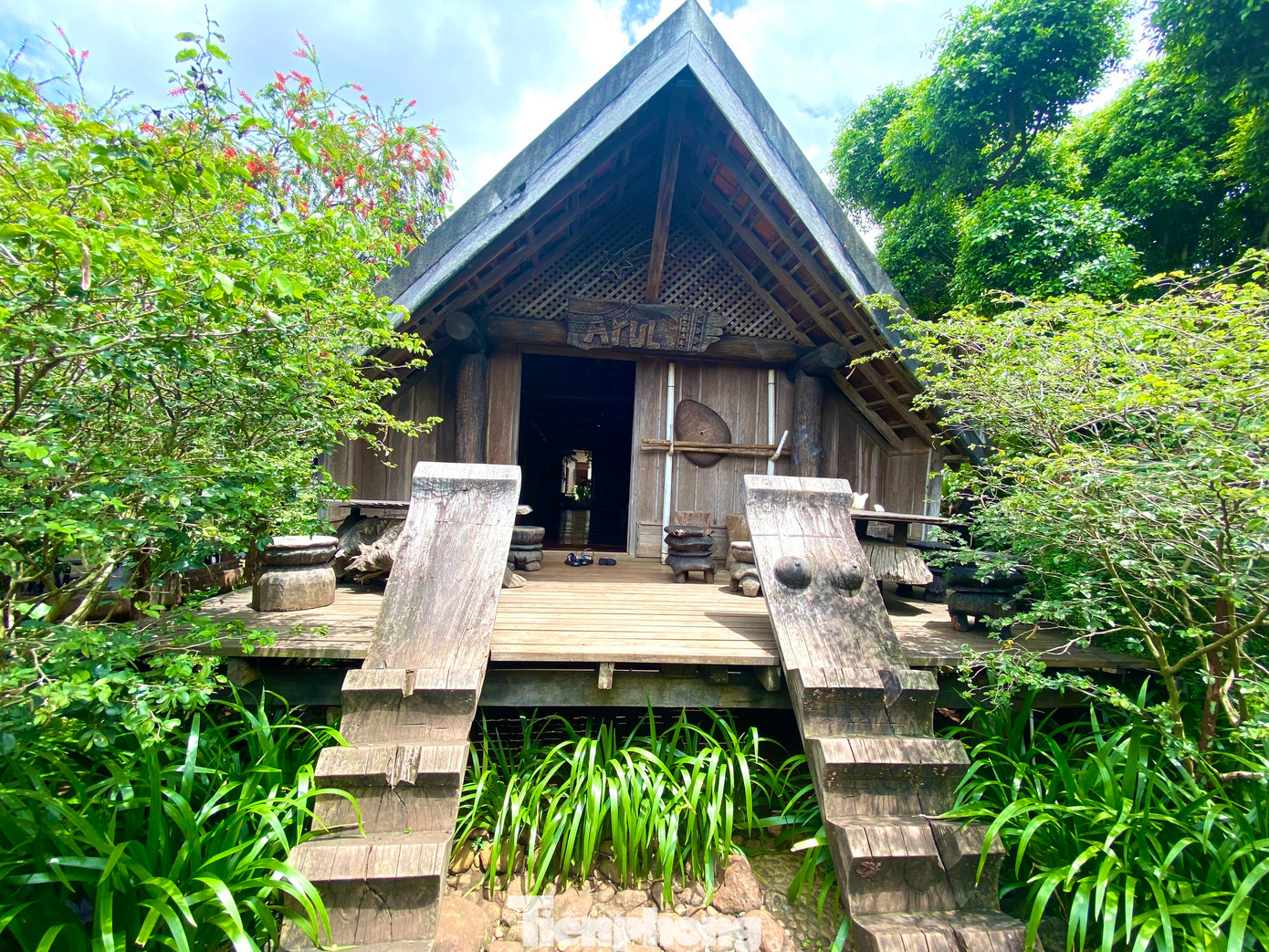 Nhà dài người Ê đê có 2 cầu thang, đó là cầu thang đực và cầu thang cái. Theo quan niệm của người Ê đê, mọi vật đều có linh hồn. Khi làm cầu thang, họ cúng Giàng (thần linh) để xin đấng bề trên cho phép và che chở để công việc suôn sẻ. Thợ được chọn làm cầu thang là những nghệ nhân có kinh nghiệm và giỏi nhất của buôn làng. Khi làm cầu thang, những người thợ kiêng cữ rất nghiêm ngặt.