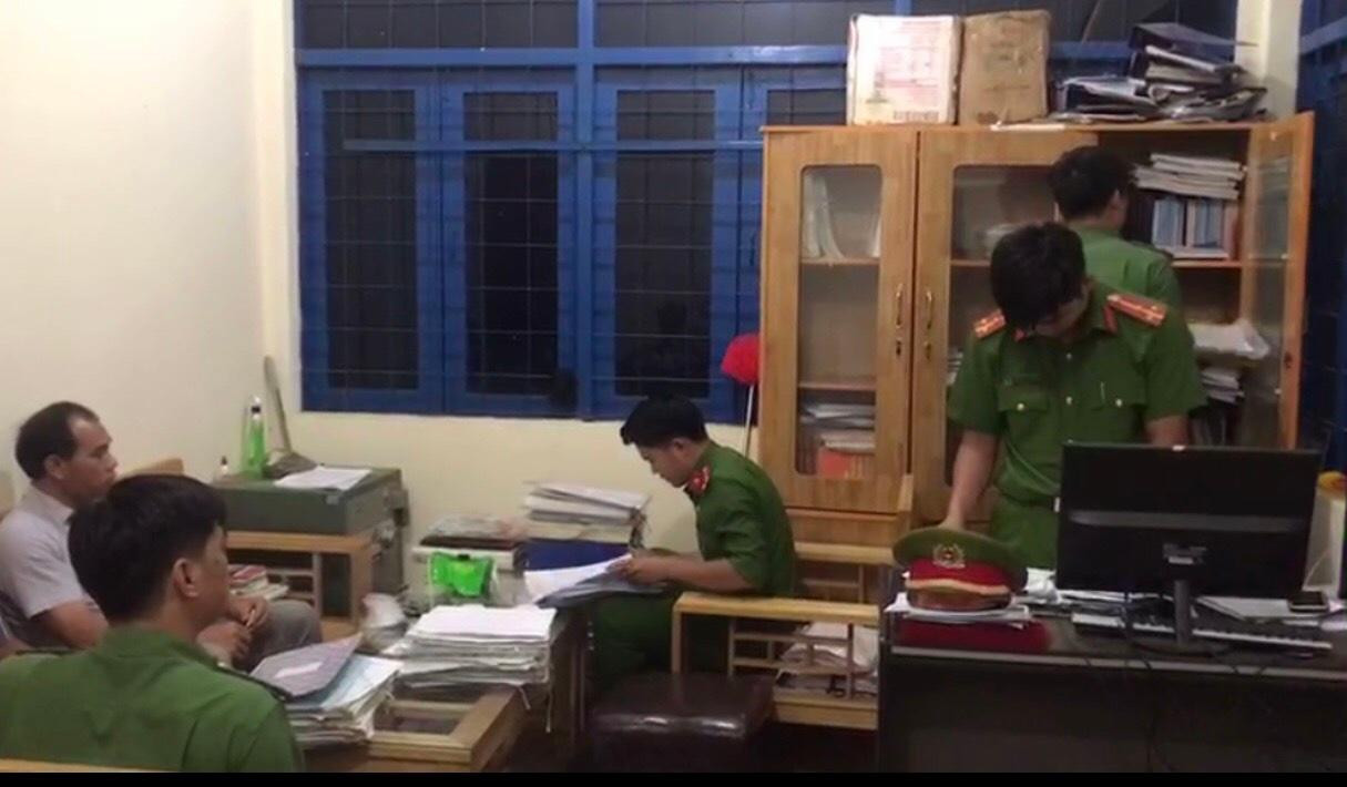 Công an tỉnh Đắk thực hiện lệnh khám xét nơi làm việc của 1 đối tượng trong vụ án