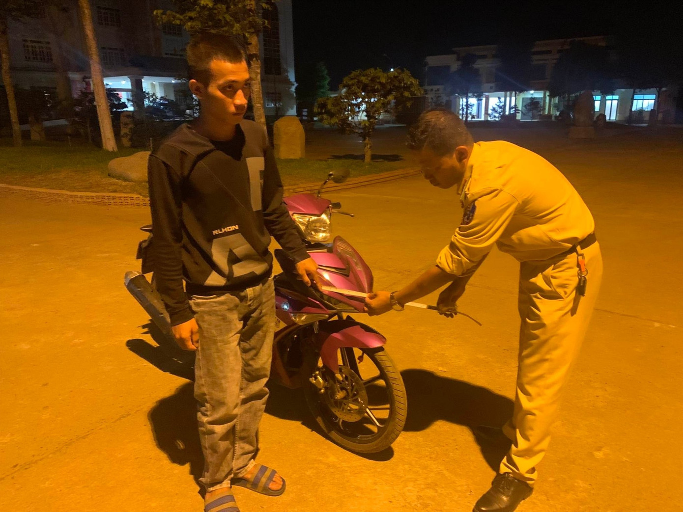 Y Hân tại cơ quan công an