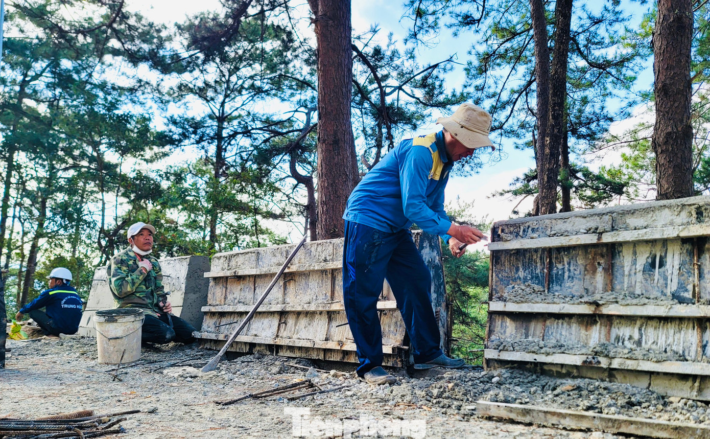 Nhóm công nhân đang hoàn thiện phần tấm chắn bê tông Nhóm công nhân đang hoàn thiện phần tấm chắn bê tông