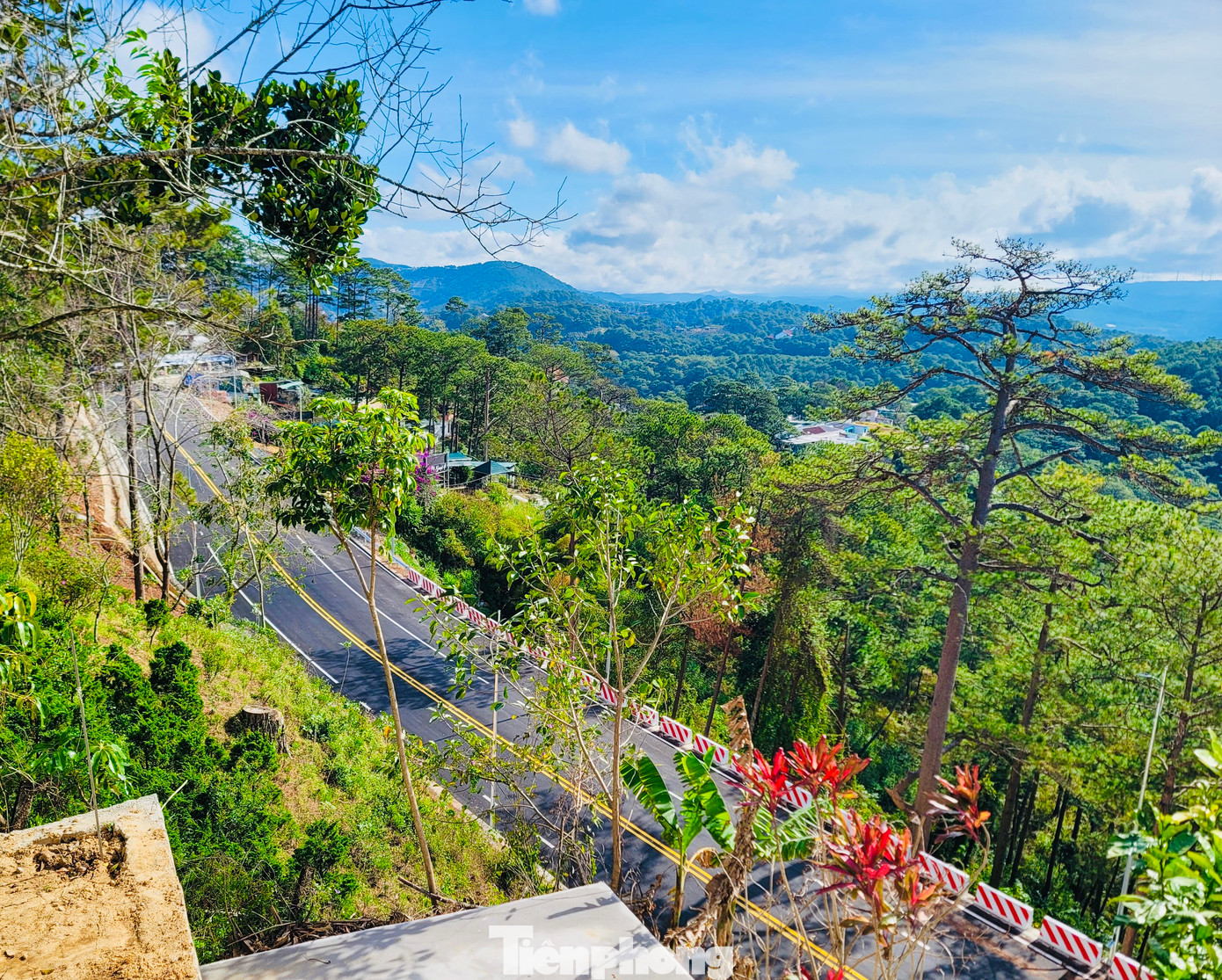 Dịp Tết Nguyên đán 2024, tuyến đường đèo Pren thông xe để phục vụ việc đi lại của người dân và du khách. Dịp Tết Nguyên đán 2024, tuyến đường đèo Pren thông xe để phục vụ việc đi lại của người dân và du khách.