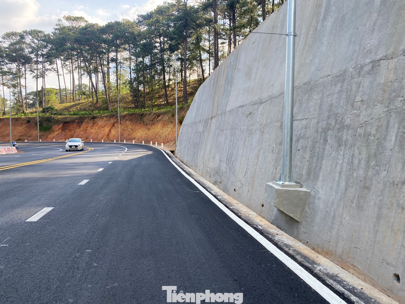 Các trụ điện chiếu sáng được thiết kế xây dựng trên mái ta luy Các trụ điện chiếu sáng được thiết kế xây dựng trên mái ta luy