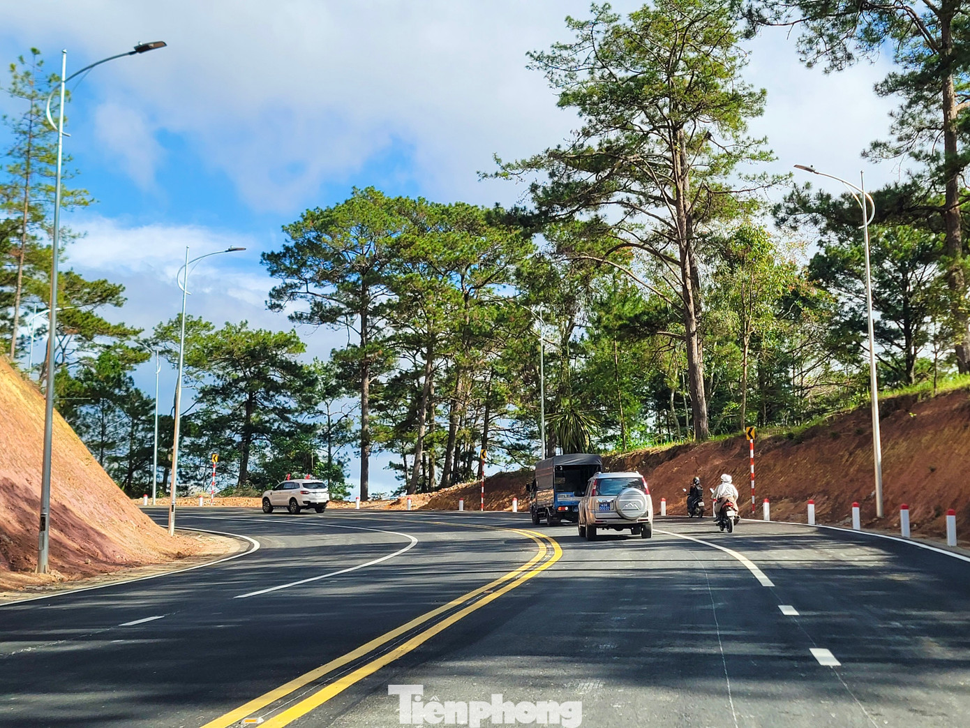 Đèo Prenn có 4 làn xe, nền đường rộng 15,5m Đèo Prenn có 4 làn xe, nền đường rộng 15,5m