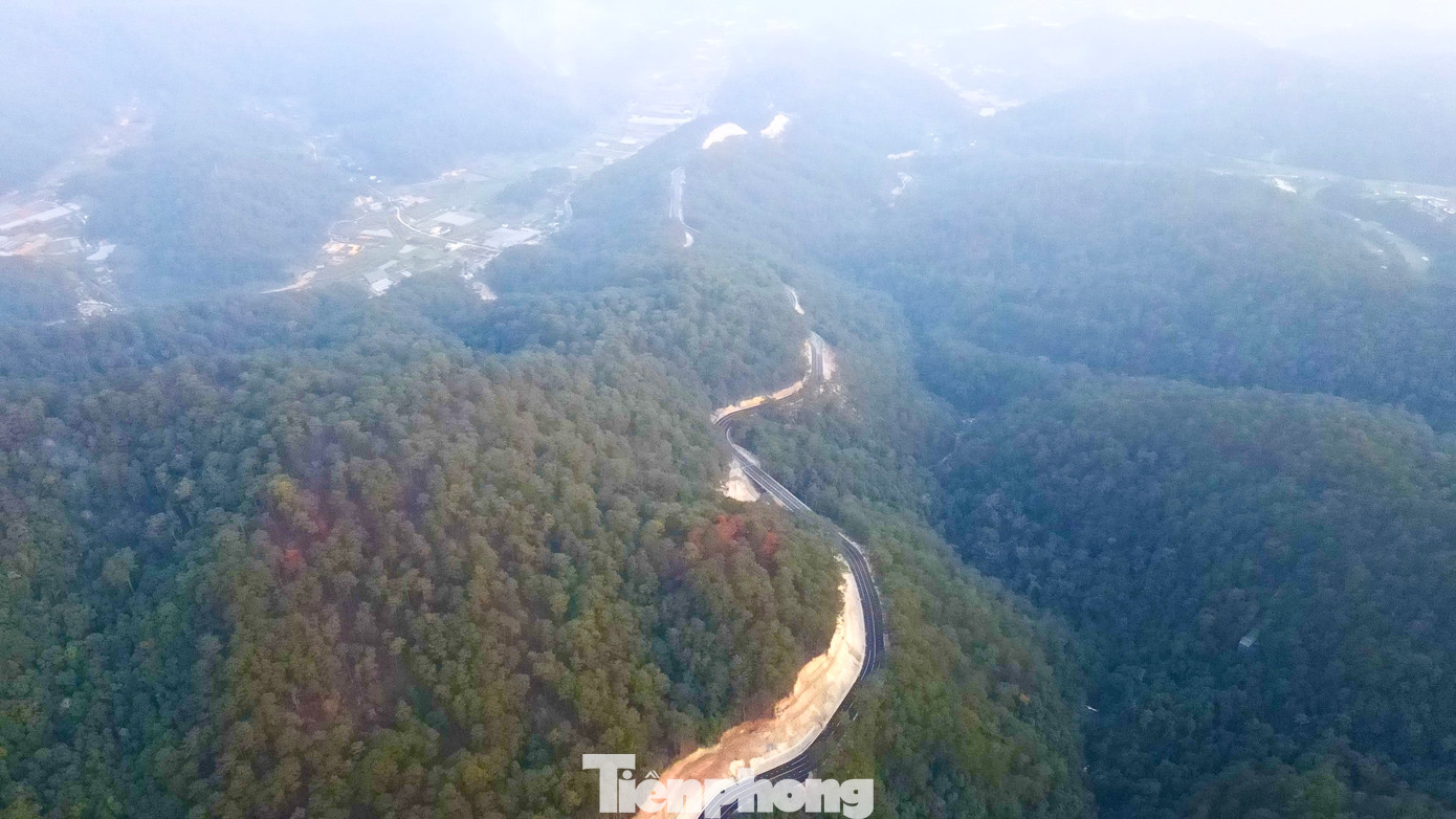 Nhìn từ trên cao tuyến đường đèo Prenn đi giữa rừng thông Nhìn từ trên cao tuyến đường đèo Prenn đi giữa rừng thông