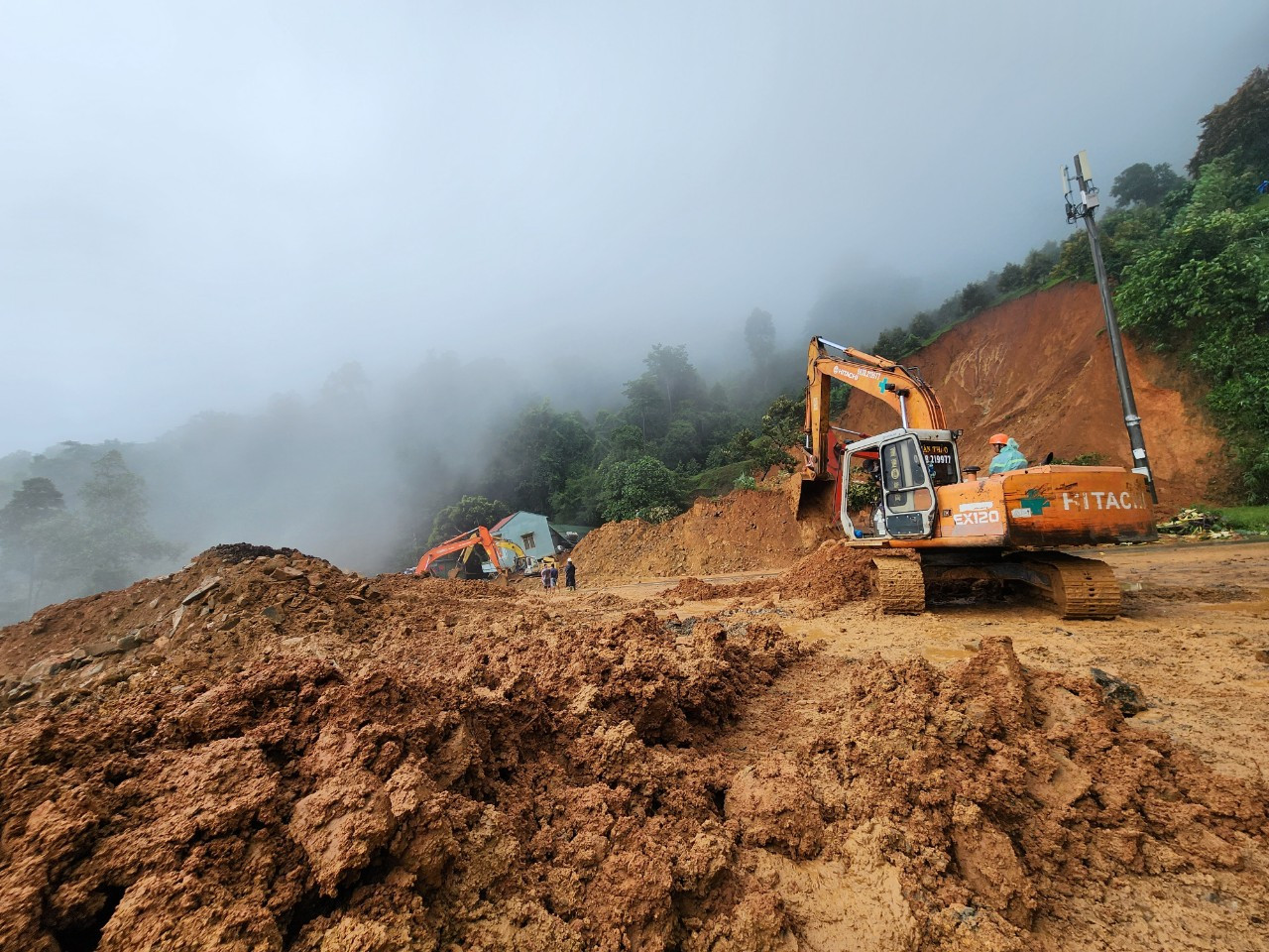 Trưa 31/7, UBND xã Đại Lào (TP Bảo Lộc, Lâm Đồng) xác nhận, thi thể nạn nhân cuối cùng trong vụ sạt lở vùi lấp 4 người ở đèo Bảo Lộc đã được tìm thấy. Hiện lực lượng chức năng đã bàn giao thi thể cho gia đình để tổ chức mai táng. Ảnh: D.P